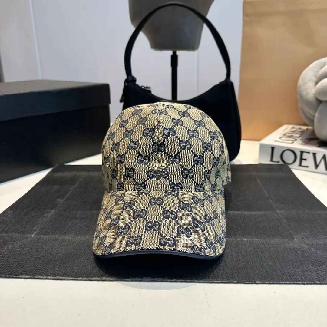 P90 Gucci (Gucci) new original baseball cap, metal small double G, the latest model at the counter, 1:1 mold opening and customization, genuine mold opening hardware, original canvas fabric + first layer of cowhide, original quality! The quality is great, the basic head circumference is 56cm, and the patch is adjustable.