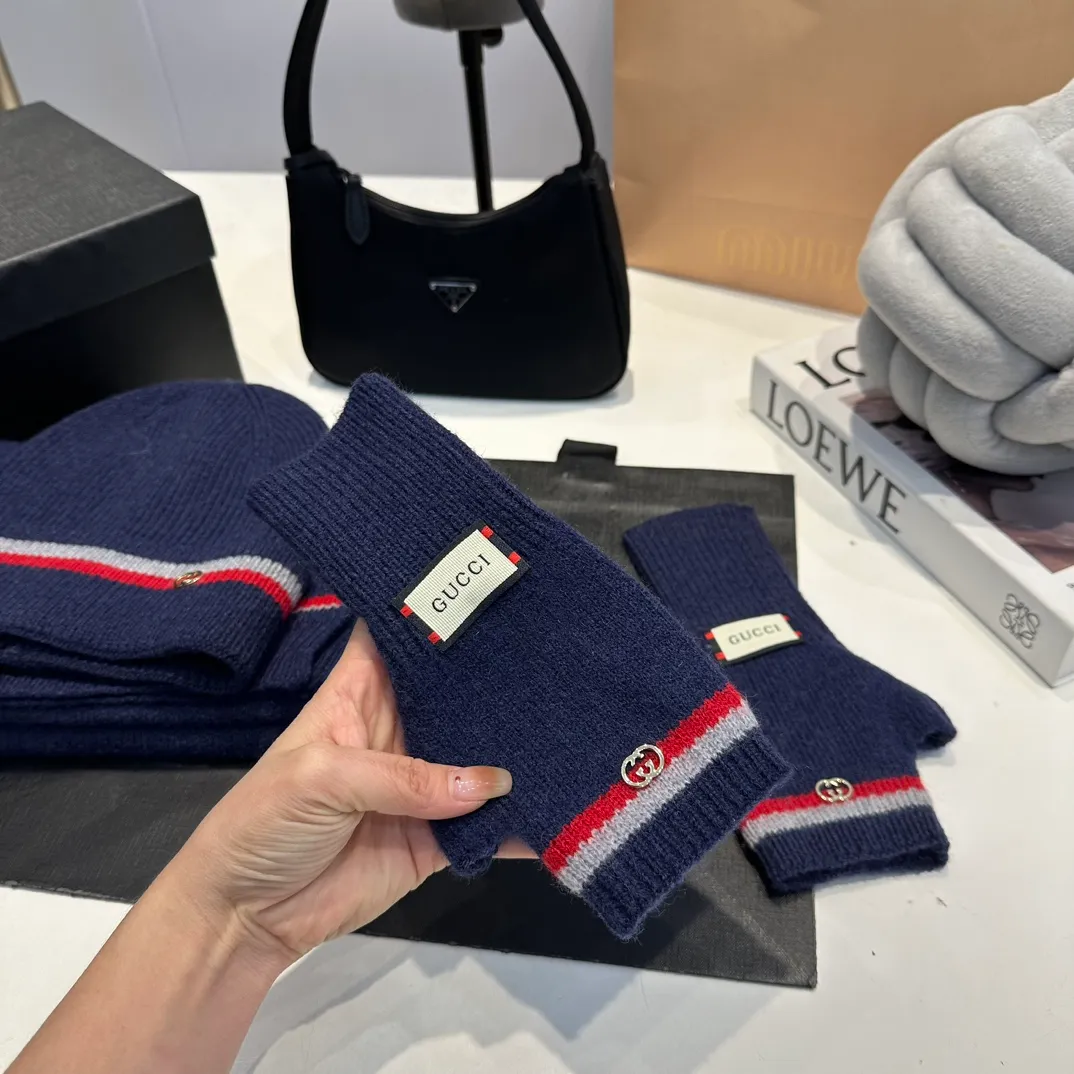 P180 (not ordinary goods in the market) GUCCI official website new wool cashmere suit series 🌟 hat + scarf + gloves official website synchronization, (same style for men and women) high quality, original fabric is very high-end, casual and versatile, simple yet elegant style, not to be missed!