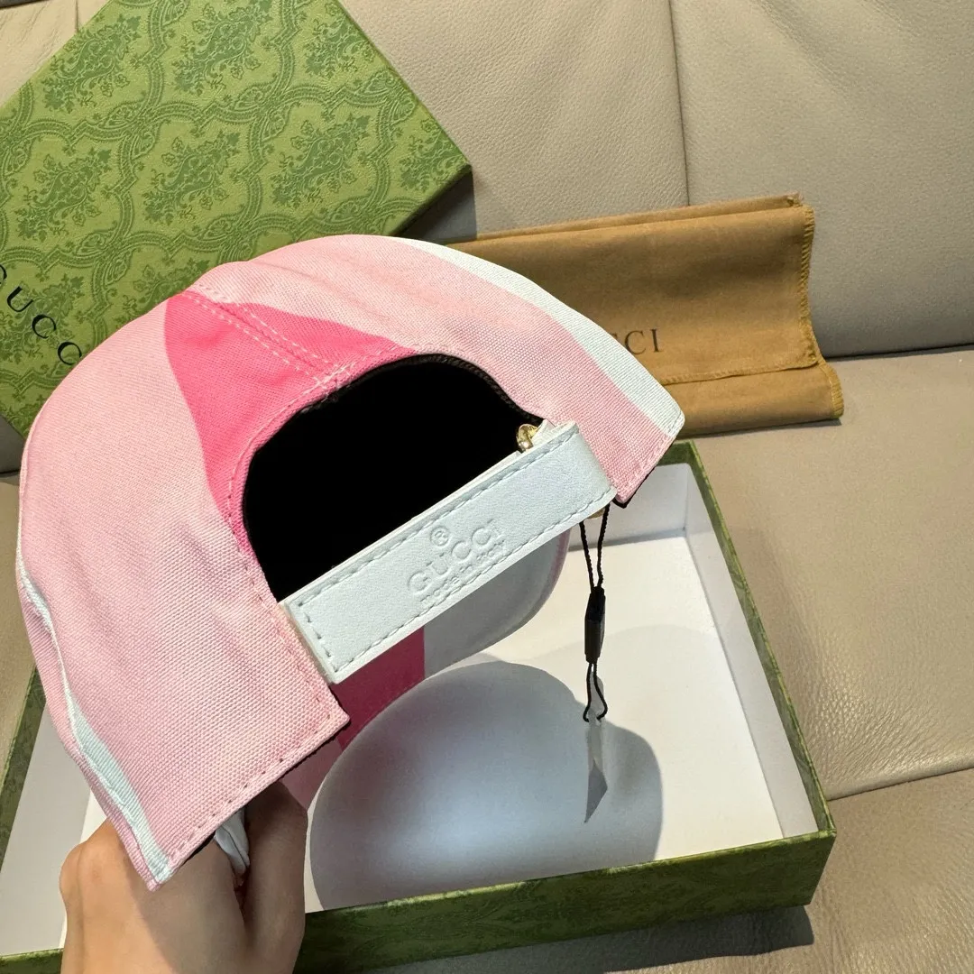 ,, Gucci (Gucci) new original baseball cap, silk screen logo, 1:1 mold opening and customization at the counter, original canvas fabric + first layer of cowhide, pure cotton lining, light and breathable! The quality is great, the basic head circumference is 56cm, and the patch is adjustable.