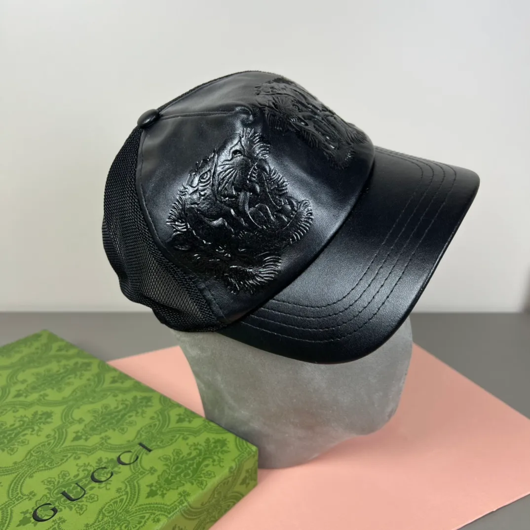 100💰Gucci (Gucci) new model original baseball cap, counter purchase quality 1:1 mold customization, genuine mold opening hardware, original canvas fabric + first-layer cowhide, original factory quality! The quality is great and the patch is adjustable. Accurate matching, perfect integration of details and craftsmanship!