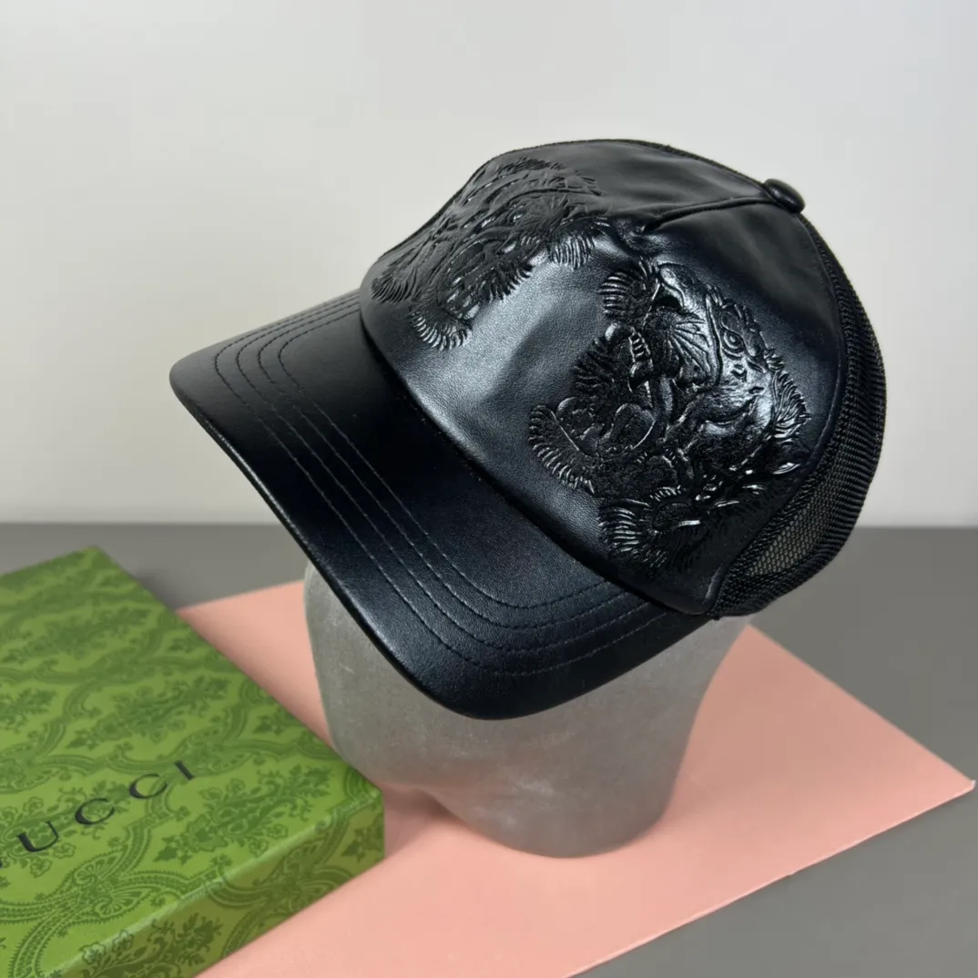 100💰Gucci (Gucci) new model original baseball cap, counter purchase quality 1:1 mold customization, genuine mold opening hardware, original canvas fabric + first-layer cowhide, original factory quality! The quality is great and the patch is adjustable. Accurate matching, perfect integration of details and craftsmanship!