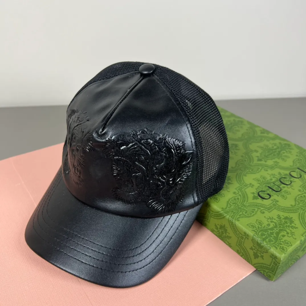 100💰Gucci (Gucci) new model original baseball cap, counter purchase quality 1:1 mold customization, genuine mold opening hardware, original canvas fabric + first-layer cowhide, original factory quality! The quality is great and the patch is adjustable. Accurate matching, perfect integration of details and craftsmanship!