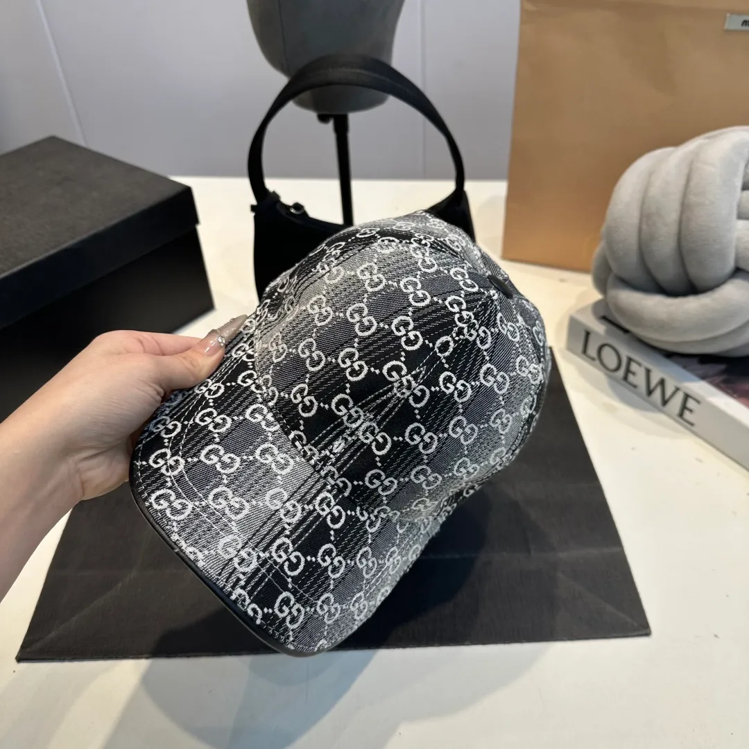 P100 Gucci new original baseball cap, Gucci gradient jacquard, 1:1 mold opening and customization at the counter, original canvas fabric + first-layer cowhide, light and breathable! The quality is great, the basic head circumference is 56cm, and the patch is adjustable.