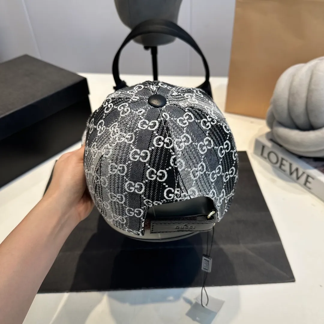 P100 Gucci new original baseball cap, Gucci gradient jacquard, 1:1 mold opening and customization at the counter, original canvas fabric + first-layer cowhide, light and breathable! The quality is great, the basic head circumference is 56cm, and the patch is adjustable.