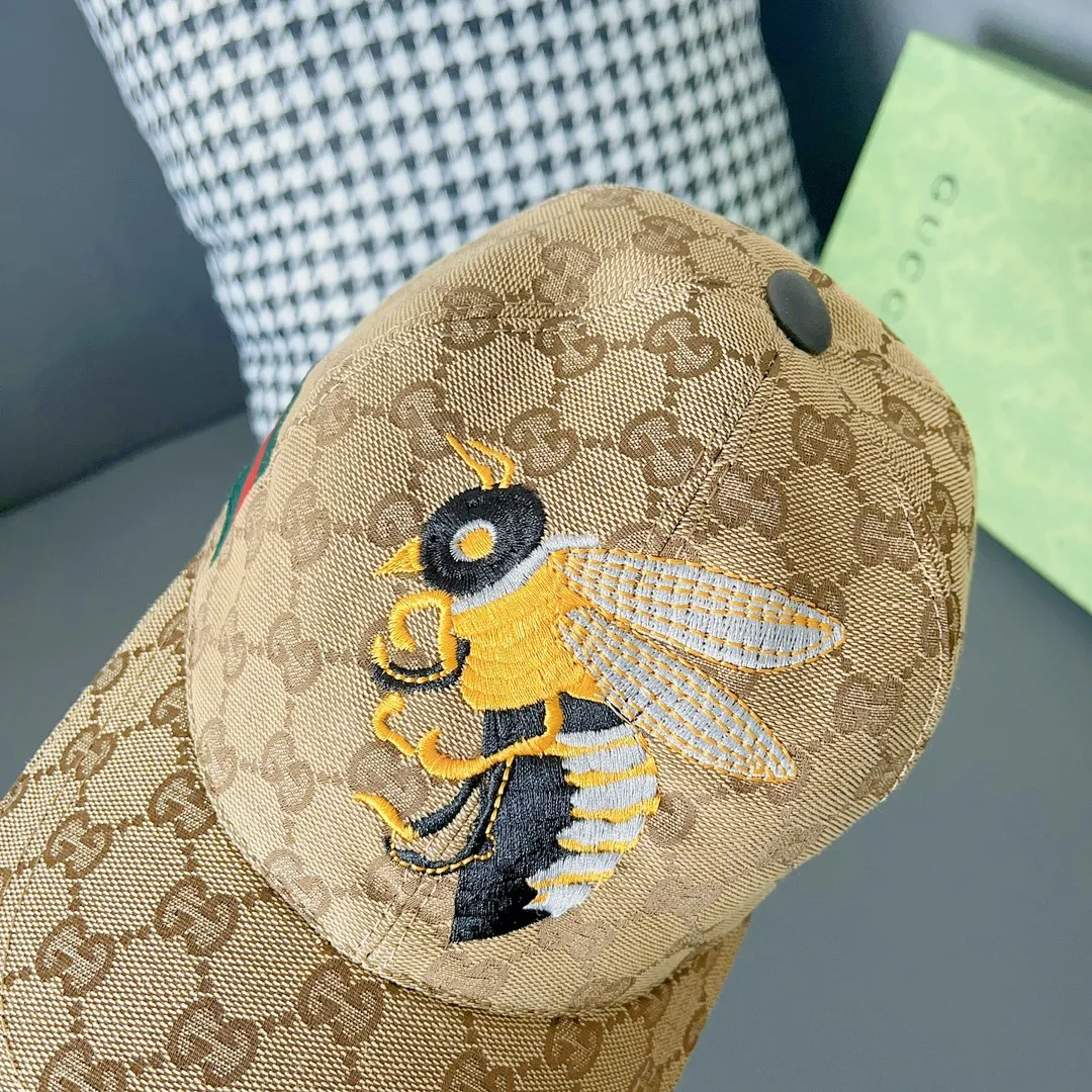 Batch 100, original Gucci baseball cap, big bee embroidery, 1:1 mold customization, heavy embroidery, details comparable to counters, original canvas fabric + first layer cowhide, pure cotton lining, great quality! The first choice for handsome men and beautiful women, fashionable and versatile. Basic head circumference 56, adjustable patch