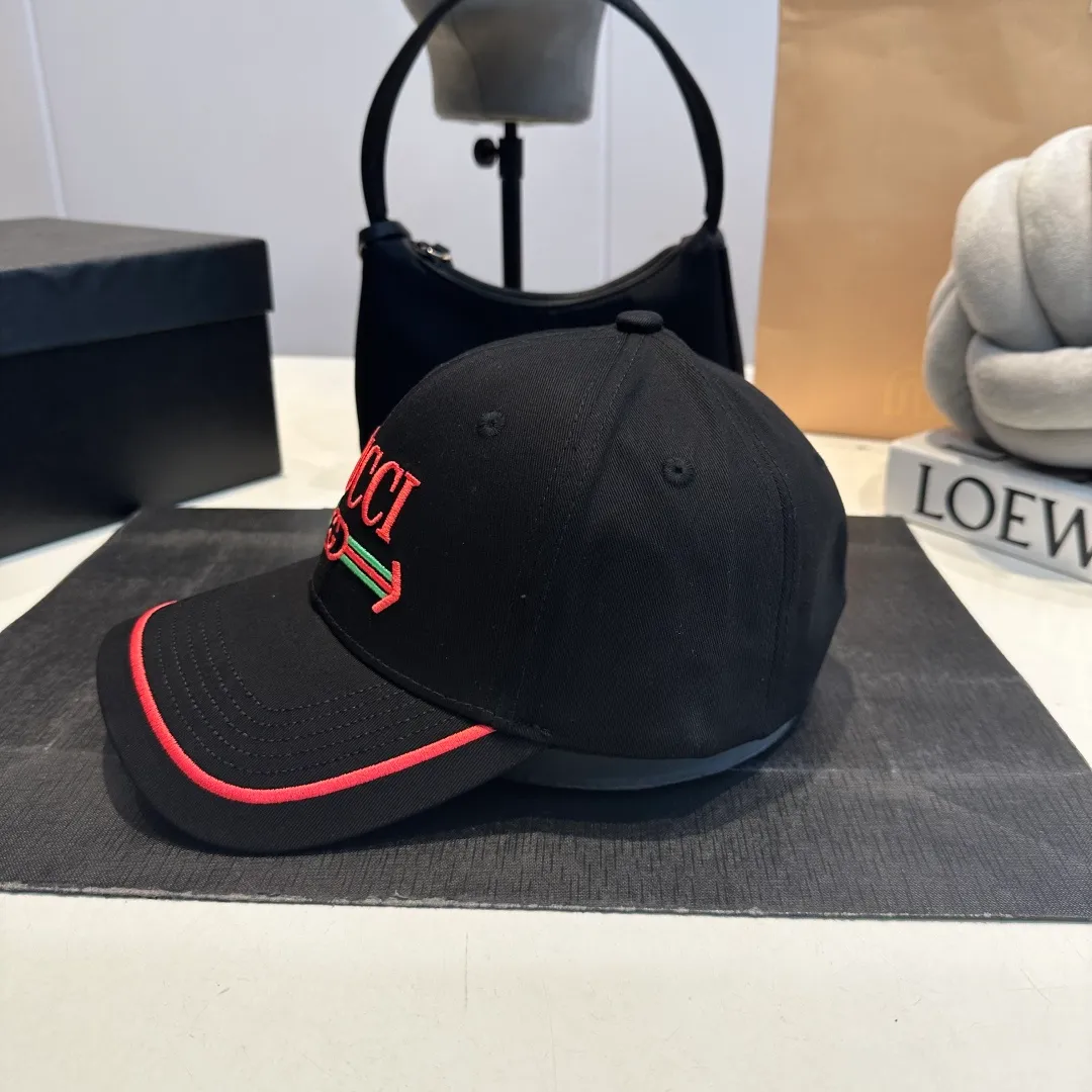 P56 Gucci Baseball Cap GUCCI official website new product, baseball cap, original quality is very popular, the workmanship is very exquisite, high-end atmosphere and class! Low-key luxury, easy to carry! Running volume!