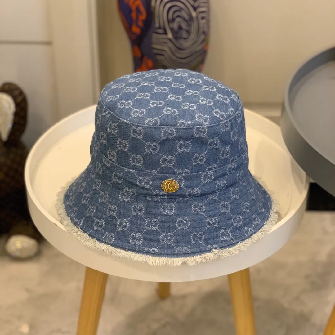 P90 Gucci is a must-have for fashion. It’s a must-have for a small face and no makeup. A good-looking fisherman hat is a must~ You’ll never get tired of printed denim. The small shredded edges highlight the playful and lively look.