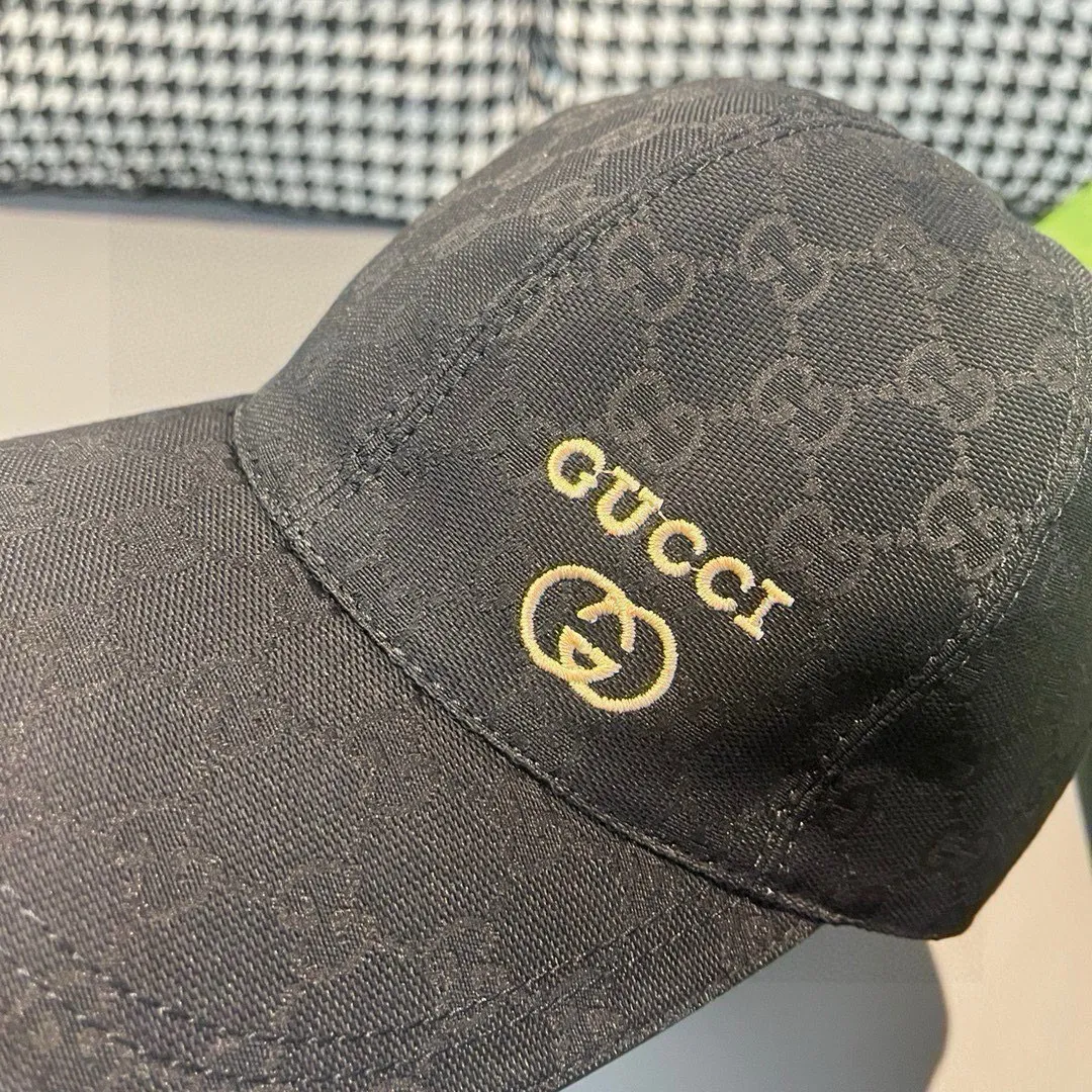 p90 ten thousand year classic model shipped!   , Gucci (Gucci) classic original baseball cap 😍😍 small gold embroidery, 1:1 mold opening and customization at the counter, the highest version, original canvas + first-layer cowhide, pure cotton lining, light and breathable! Photographed in real life, suitable for men and women in all seasons, basic head circumference 56cm, adjustable patches.