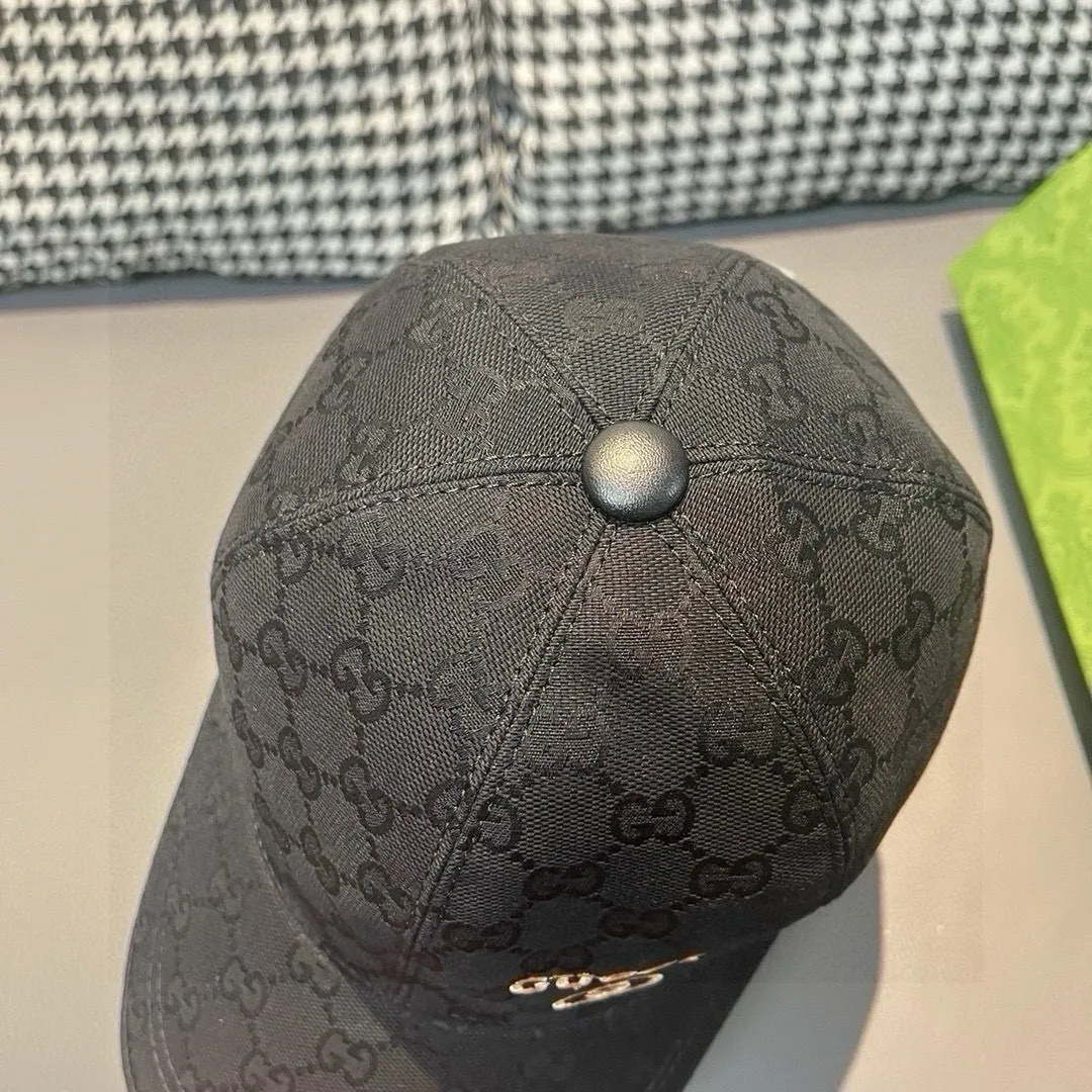 p90 ten thousand year classic model shipped!   , Gucci (Gucci) classic original baseball cap 😍😍 small gold embroidery, 1:1 mold opening and customization at the counter, the highest version, original canvas + first-layer cowhide, pure cotton lining, light and breathable! Photographed in real life, suitable for men and women in all seasons, basic head circumference 56cm, adjustable patches.