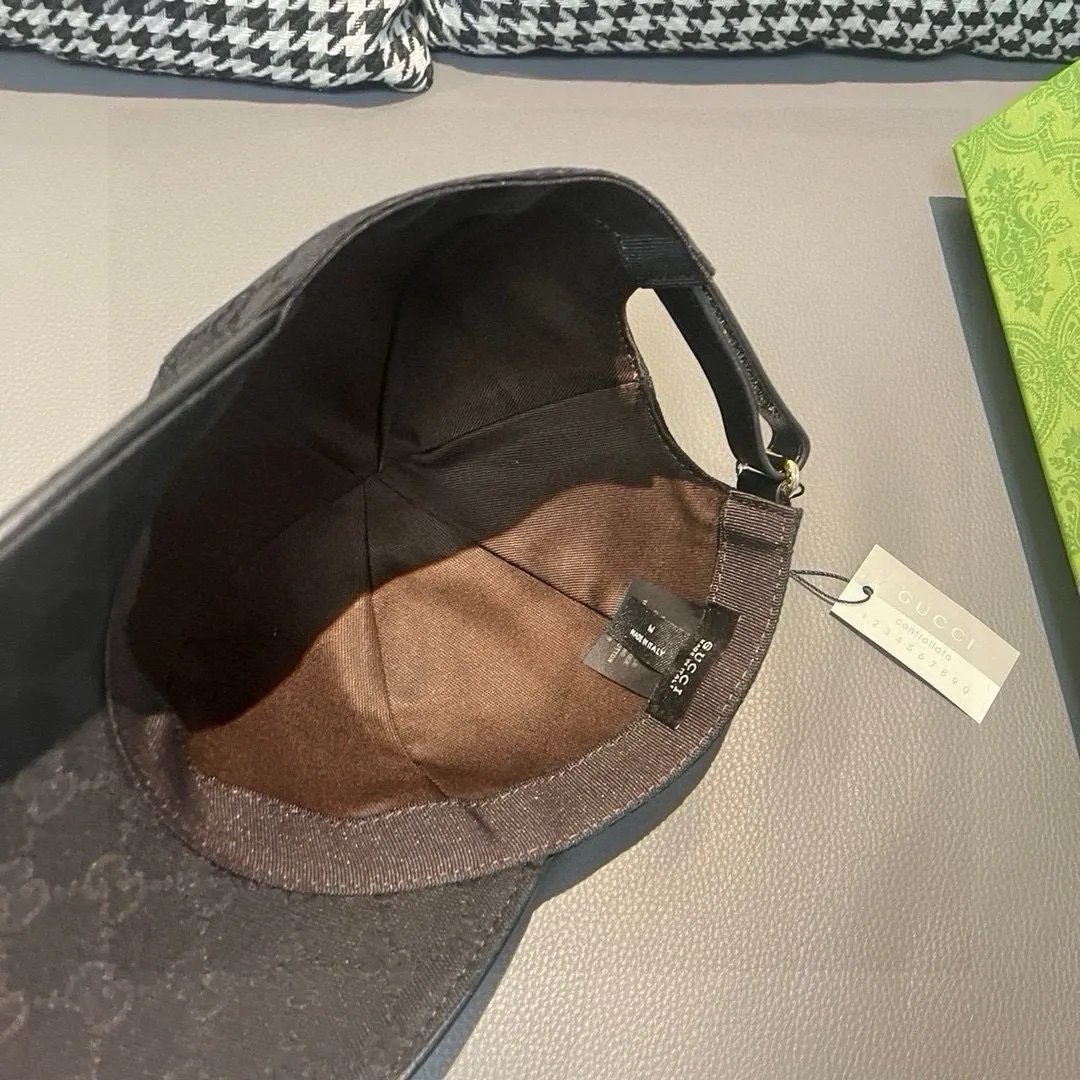 p90 ten thousand year classic model shipped!   , Gucci (Gucci) classic original baseball cap 😍😍 small gold embroidery, 1:1 mold opening and customization at the counter, the highest version, original canvas + first-layer cowhide, pure cotton lining, light and breathable! Photographed in real life, suitable for men and women in all seasons, basic head circumference 56cm, adjustable patches.