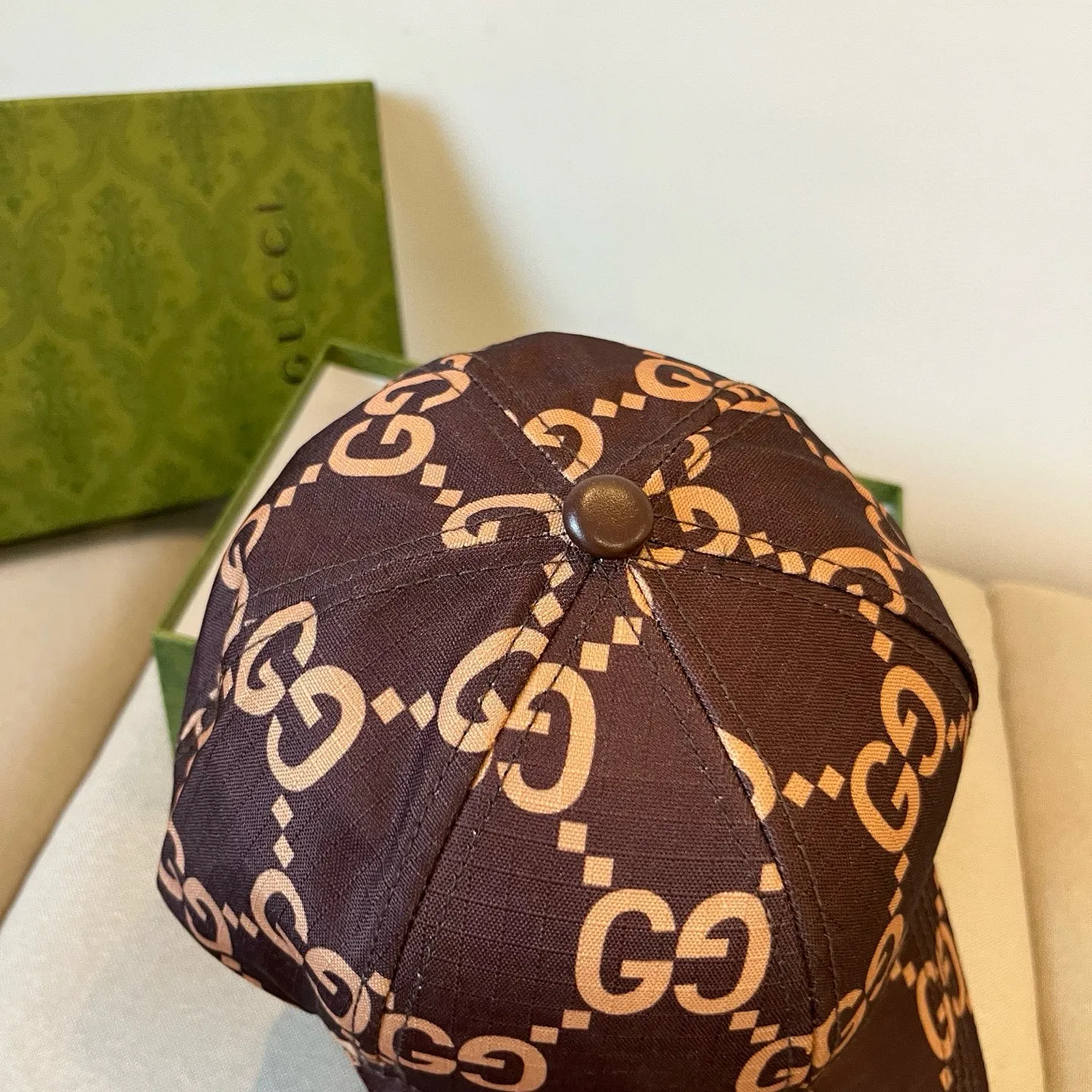 P60 Gucci Baseball Cap♥️GUCCI🧢New product from the official website, baseball cap, original quality, very popular 🔥🎩 The craftsmanship is very exquisite, high-end and classy! Low-key luxury, easy to carry! Running volume!