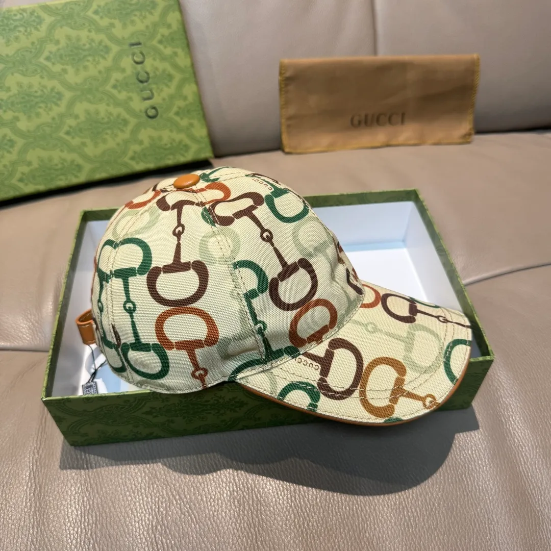 p90 Horsebit buckle shipped. Gucci new original baseball cap, horsebit buckle baseball cap. 1:1 mold opening and customization at the counter, original canvas fabric + first layer of cowhide, light and breathable! The basic head circumference is 56cm, and the patch is adjustable.