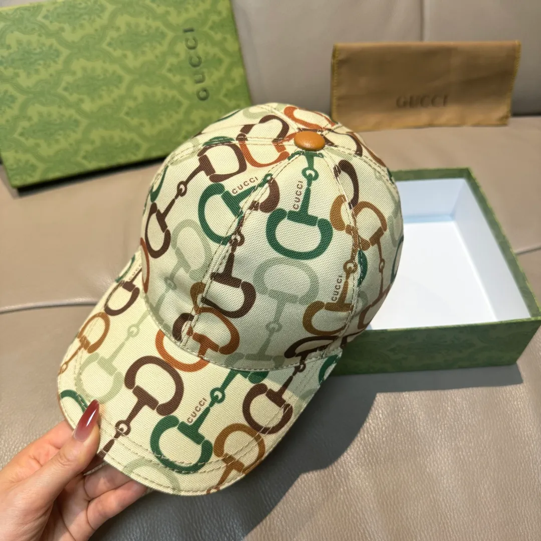 p90 Horsebit buckle shipped. Gucci new original baseball cap, horsebit buckle baseball cap. 1:1 mold opening and customization at the counter, original canvas fabric + first layer of cowhide, light and breathable! The basic head circumference is 56cm, and the patch is adjustable.