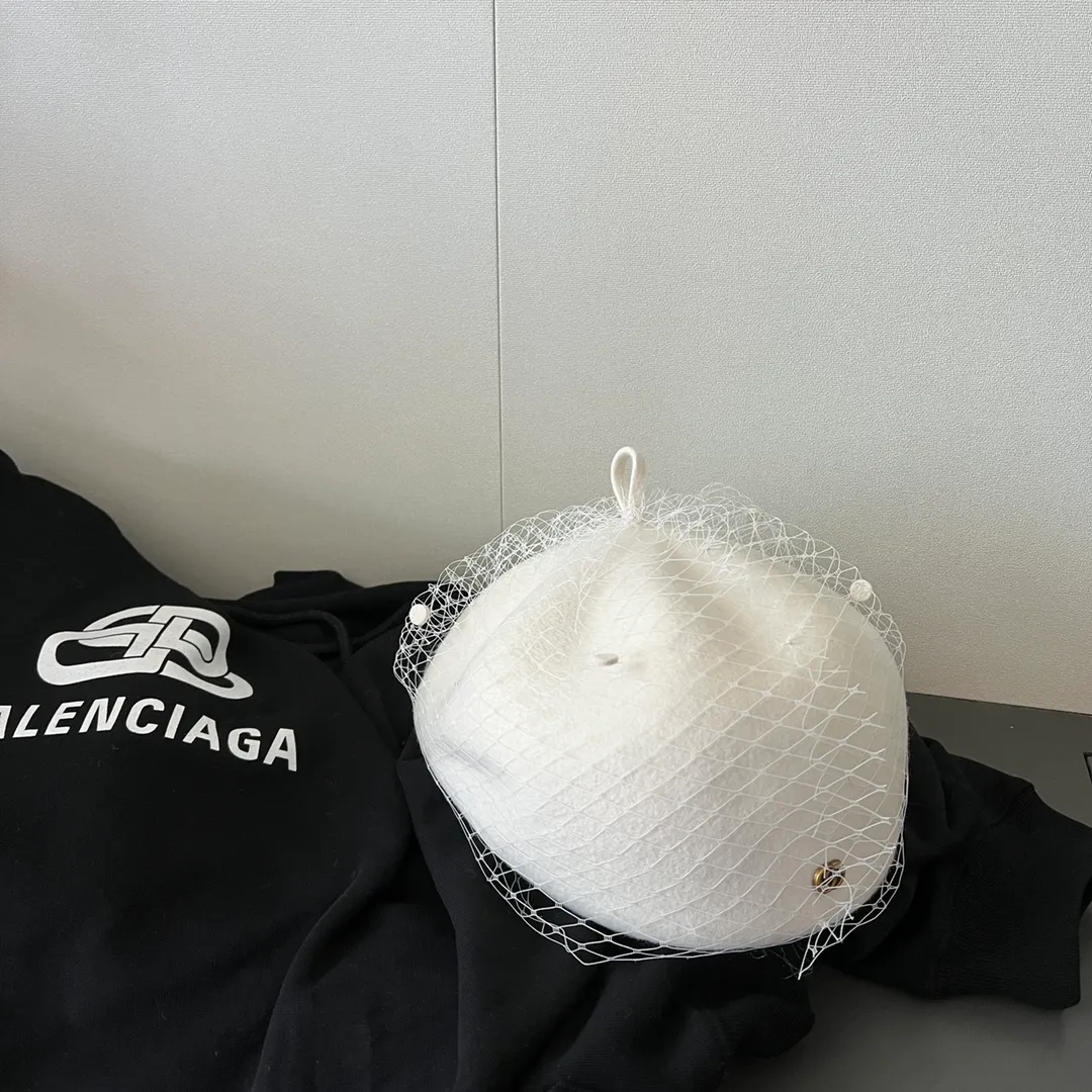 P150 Gucci mesh beret, a beautiful style that you must buy~ The mesh combination is very unique, not too ordinary, and very aura. It is the iconic combination of sexy women, a must-have when going out😎