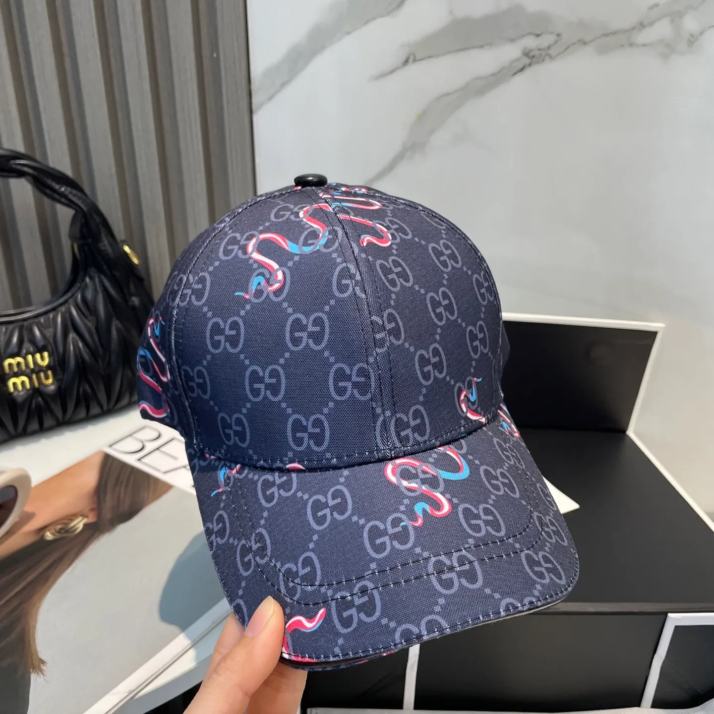 P60 Gucci new original baseball cap 🧢, exquisite and pure, stylish and stylish, cool and fashionable, out of stock at the counter, popular, great quality