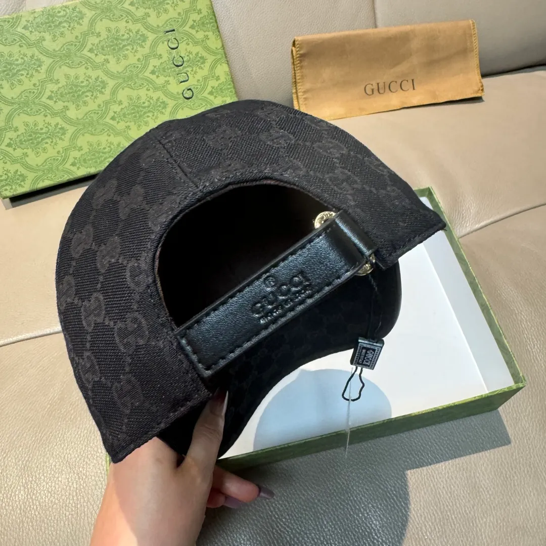 p90 new model shipped!   , Gucci (Gucci) latest original baseball cap, Gucci small embroidery, 1:1 mold opening and customization at the counter, the highest version, original canvas + first-layer cowhide, pure cotton lining, light and breathable! Photographed in real life, suitable for men and women in all seasons, basic head circumference 56cm, adjustable patches.