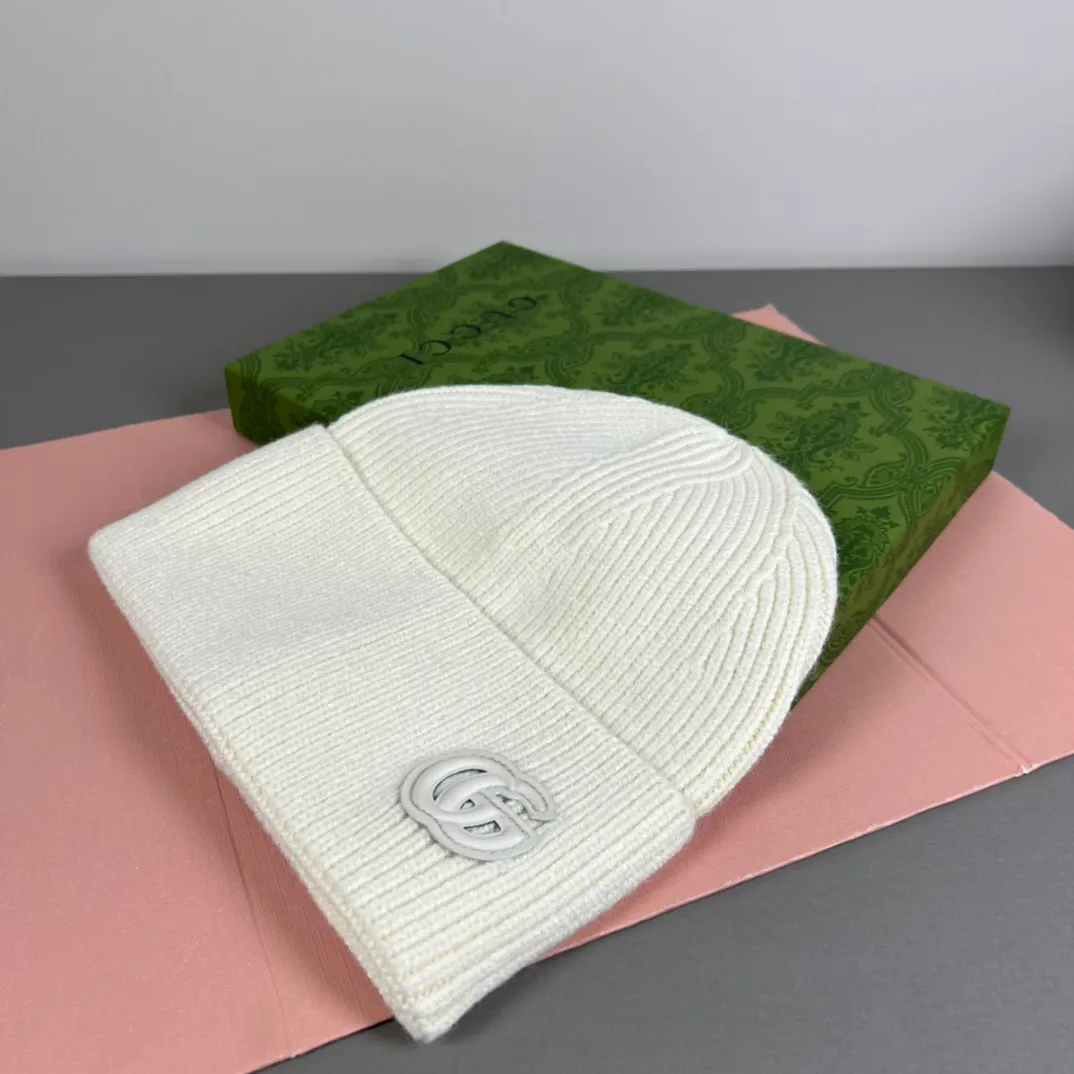 P50 with dust bag GUCCI official website knitted hat 😘 Cashmere material 🙆🏻New official website 😱 Simple and elegant 👍 The tight knitting method is very thick, soft and comfortable 🙈Warm and fashionable❤️Can’t put it down👍Dear, hurry up and get it👍😘Same style for men and women!