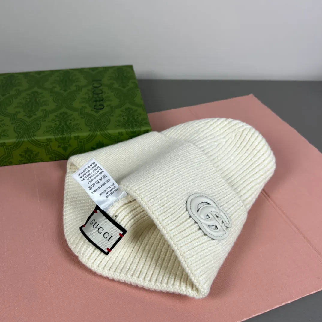 P50 with dust bag GUCCI official website knitted hat 😘 Cashmere material 🙆🏻New official website 😱 Simple and elegant 👍 The tight knitting method is very thick, soft and comfortable 🙈Warm and fashionable❤️Can’t put it down👍Dear, hurry up and get it👍😘Same style for men and women!