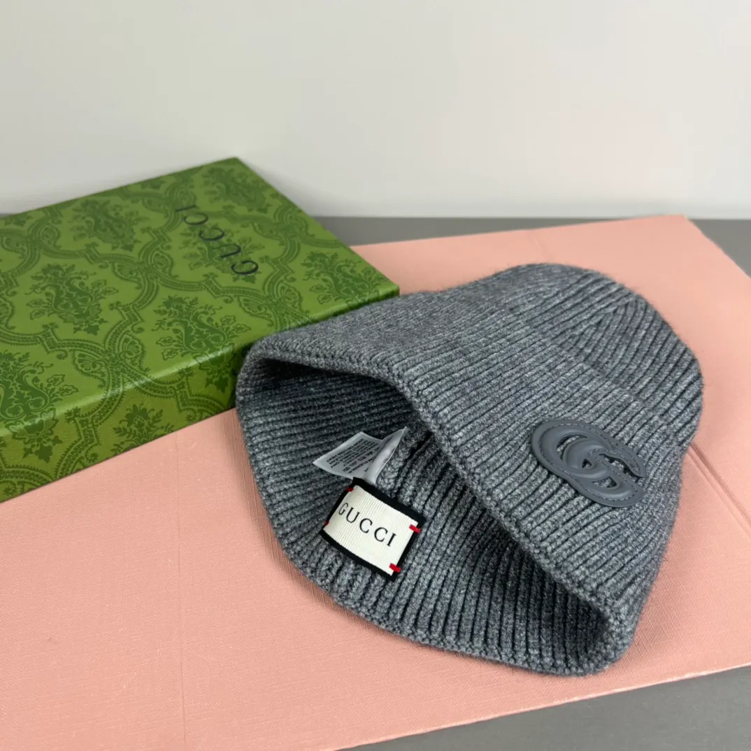 P50 with dust bag GUCCI official website knitted hat 😘 Cashmere material 🙆🏻New official website 😱 Simple and elegant 👍 The tight knitting method is very thick, soft and comfortable 🙈Warm and fashionable❤️Can’t put it down👍Dear, hurry up and get it👍😘Same style for men and women!