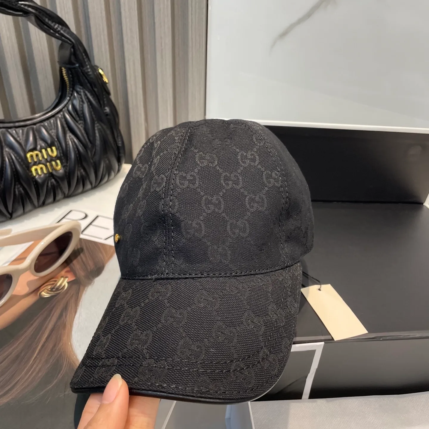 P96 Gucci's new original baseball cap, 1:1 mold opening and customization at the counter, original canvas fabric + first-layer cowhide, light and breathable! The basic head circumference is 56cm, and the patch is adjustable.