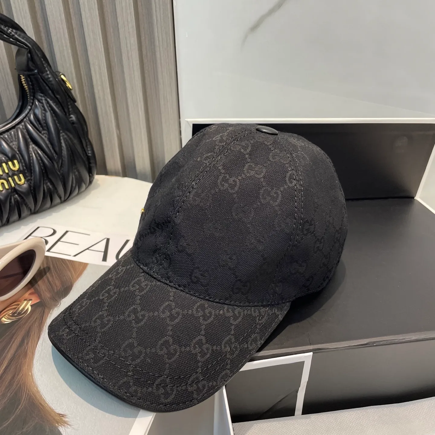 P96 Gucci's new original baseball cap, 1:1 mold opening and customization at the counter, original canvas fabric + first-layer cowhide, light and breathable! The basic head circumference is 56cm, and the patch is adjustable.