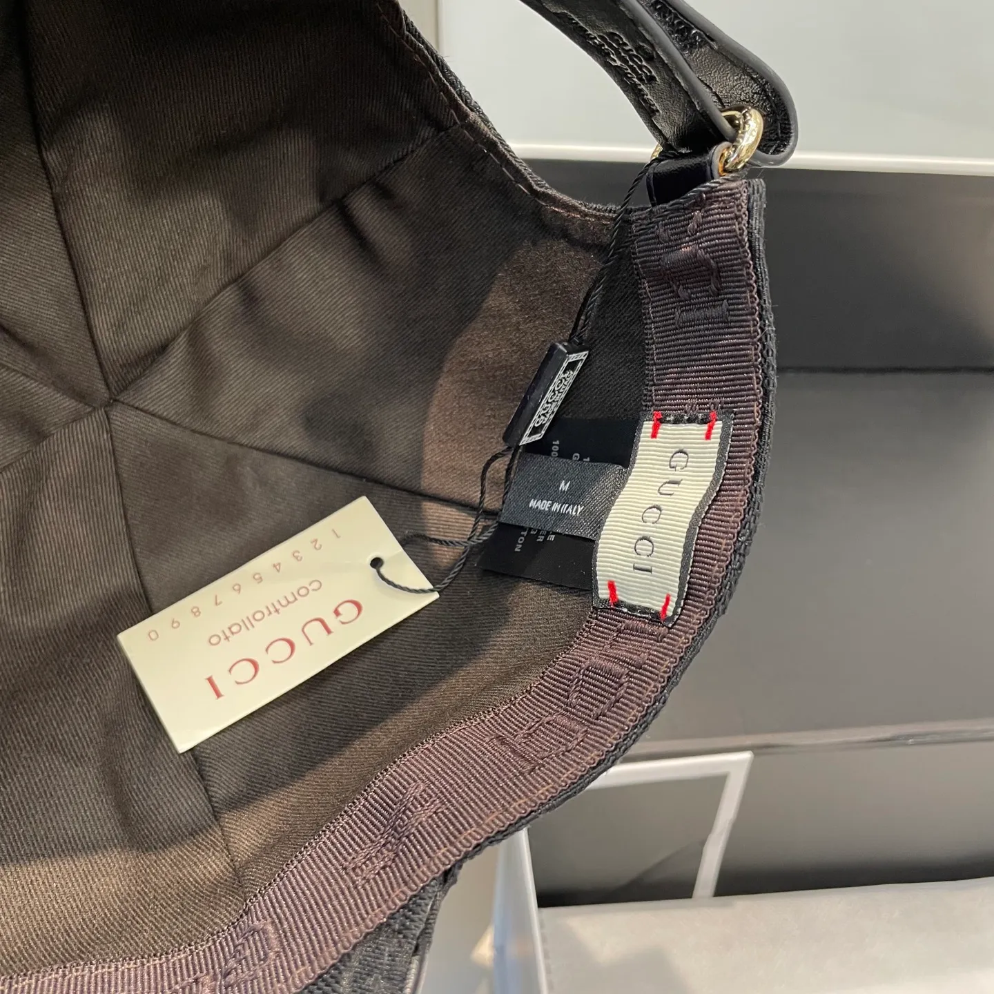 P96 Gucci's new original baseball cap, 1:1 mold opening and customization at the counter, original canvas fabric + first-layer cowhide, light and breathable! The basic head circumference is 56cm, and the patch is adjustable.