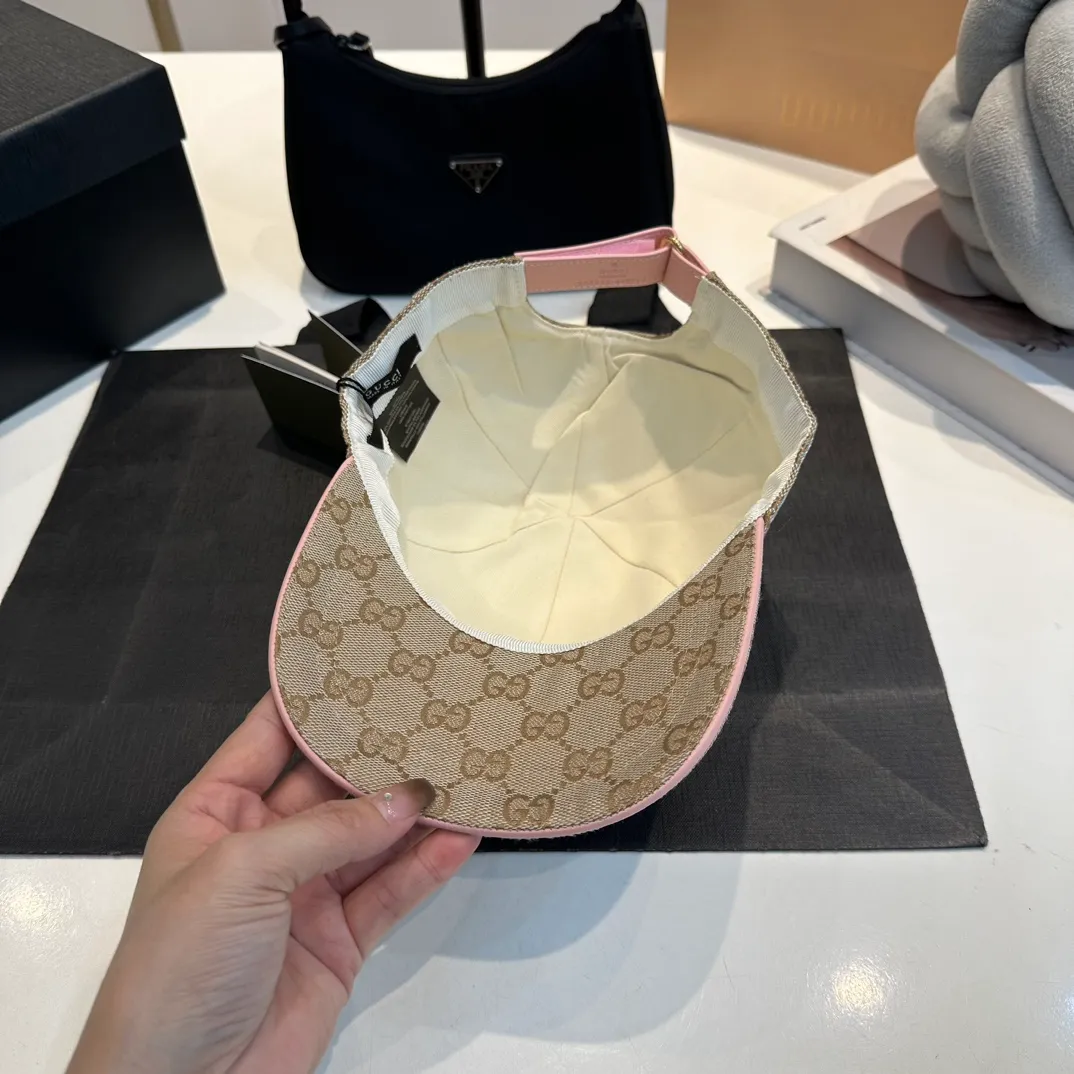 P240 GUCCI Gucci baseball cap, the craftsmanship is very exquisite, high-end and classy! Low-key luxury, easy to carry! The best-selling model in the counter, dark pattern small pair G, 1:1 mold opening and customization, waterproof fabric, pure cotton lining, light and breathable. Perfect fit, accurate alignment, each leather buckle has a different code, cow leather adjustment buckle, exclusive real shot, suitable for men and women.