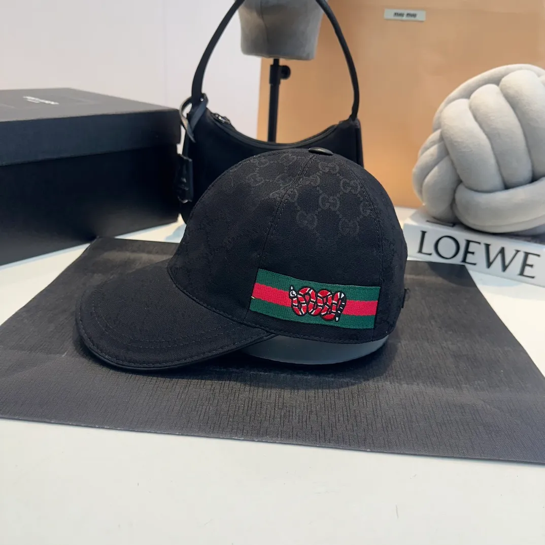 P900,000 classic model shipped! Gucci (Gucci) classic original baseball cap 😍😍Customized at the 1:1 counter mold, the highest version, original canvas + first-layer cowhide, light and breathable! Photographed in real life, suitable for men and women in all seasons, basic head circumference 56cm, adjustable patches.