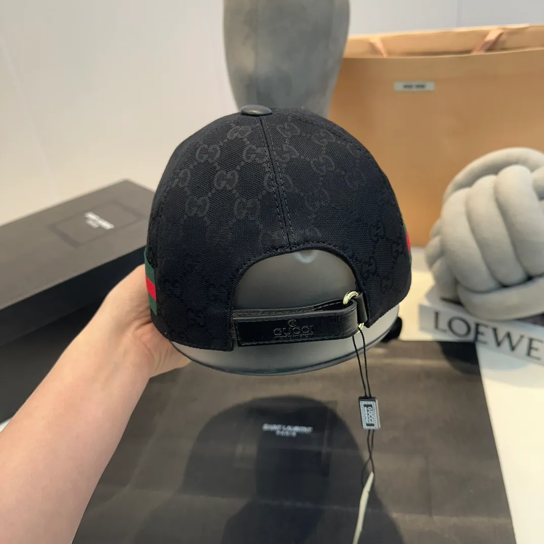 P900,000 classic model shipped! Gucci (Gucci) classic original baseball cap 😍😍Customized at the 1:1 counter mold, the highest version, original canvas + first-layer cowhide, light and breathable! Photographed in real life, suitable for men and women in all seasons, basic head circumference 56cm, adjustable patches.