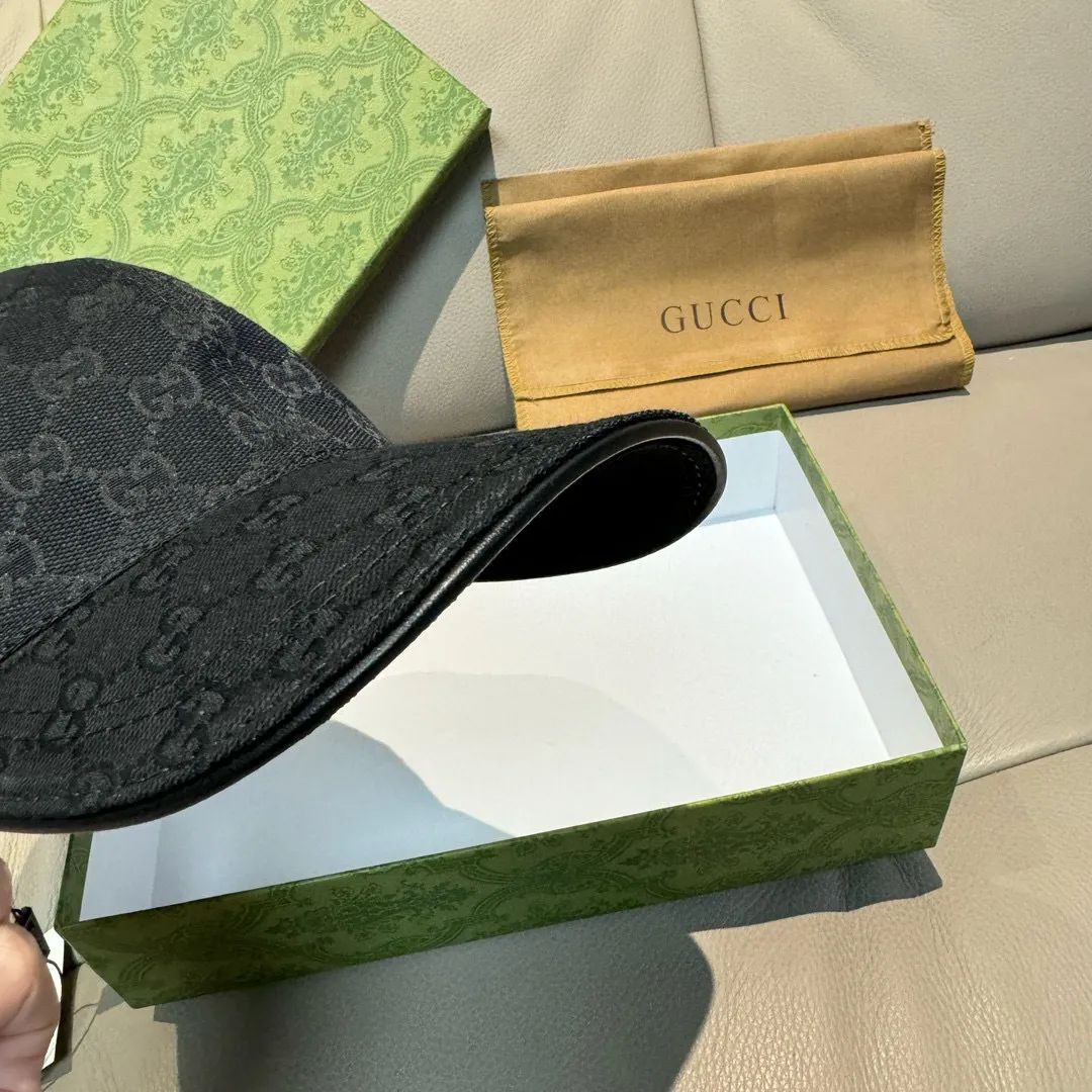 p90 ten thousand year classic model shipped!   , Gucci (Gucci) classic original baseball cap, bee webbing, 1:1 mold opening and customization at the counter, the highest version, original canvas + first-layer cowhide, pure cotton lining, light and breathable! Photographed in real life, suitable for men and women in all seasons, basic head circumference 56cm, adjustable patches.