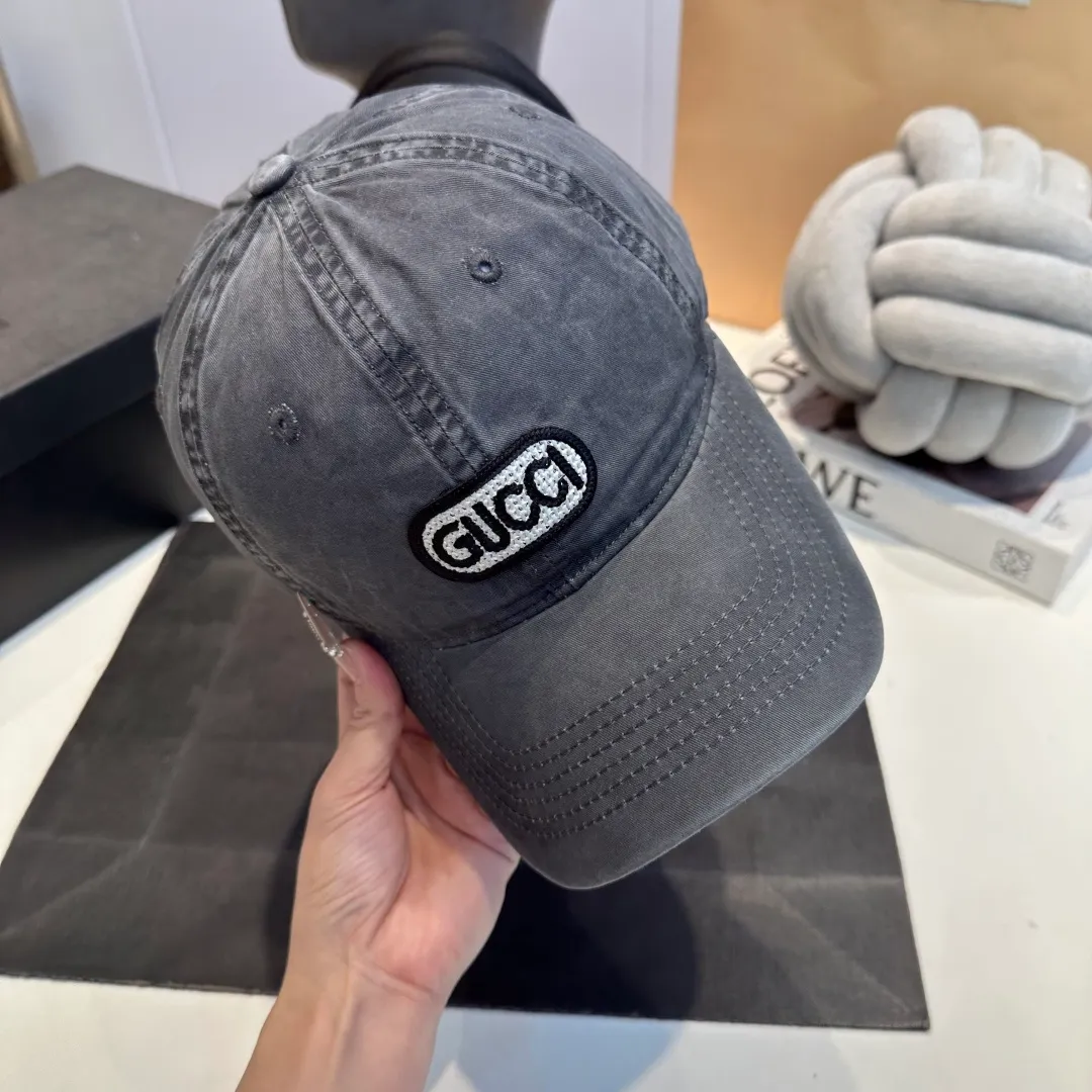 P60 Gucci Baseball Cap GUCCI official website new product, baseball cap, original quality is very popular. The craftsmanship is very exquisite, high-end and classy! Low-key luxury, easy to carry! Running volume!