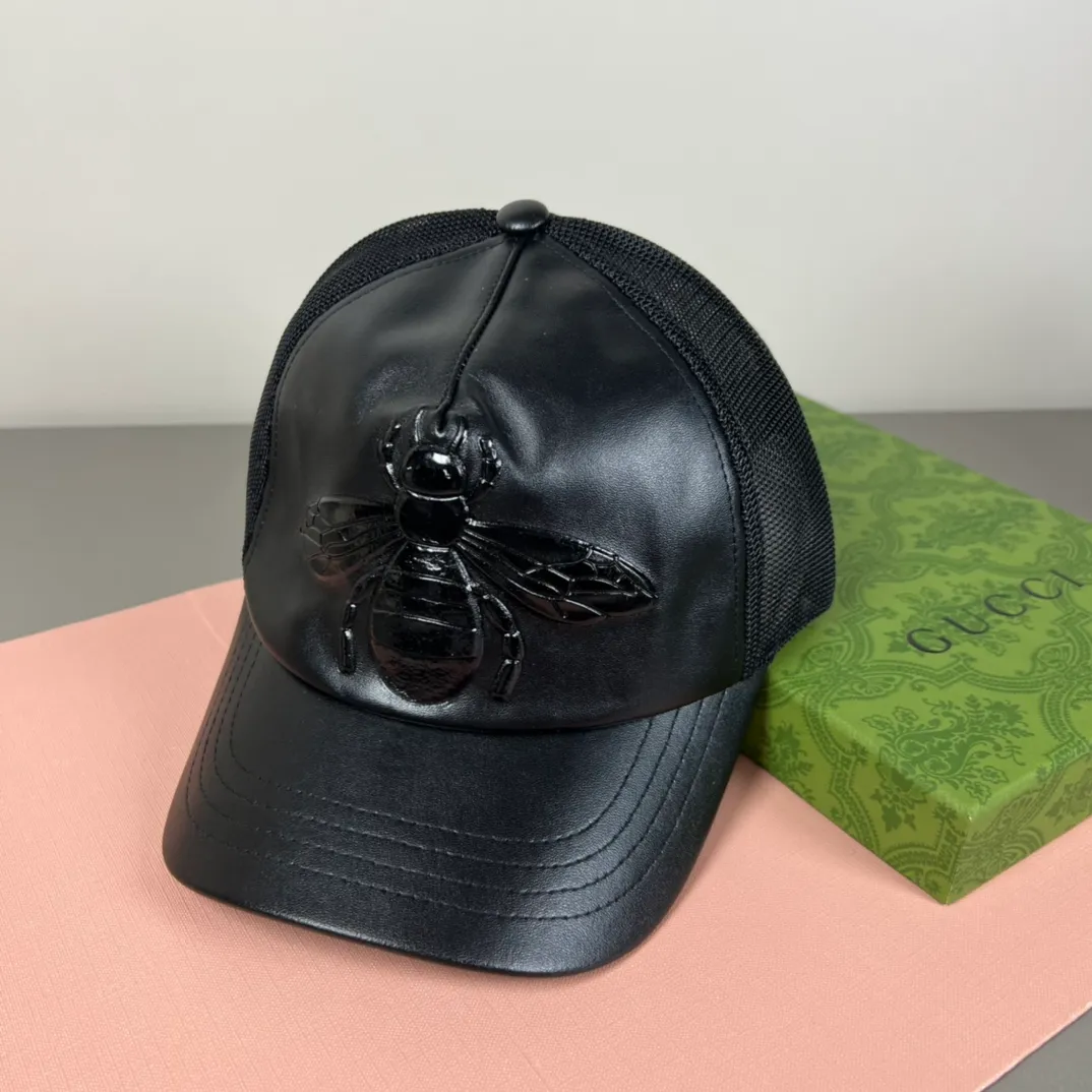 100💰Gucci (Gucci) new model original baseball cap, counter purchase quality 1:1 mold customization, genuine mold opening hardware, original canvas fabric + first-layer cowhide, original factory quality! The quality is great and the patch is adjustable. Accurate matching, perfect integration of details and craftsmanship!