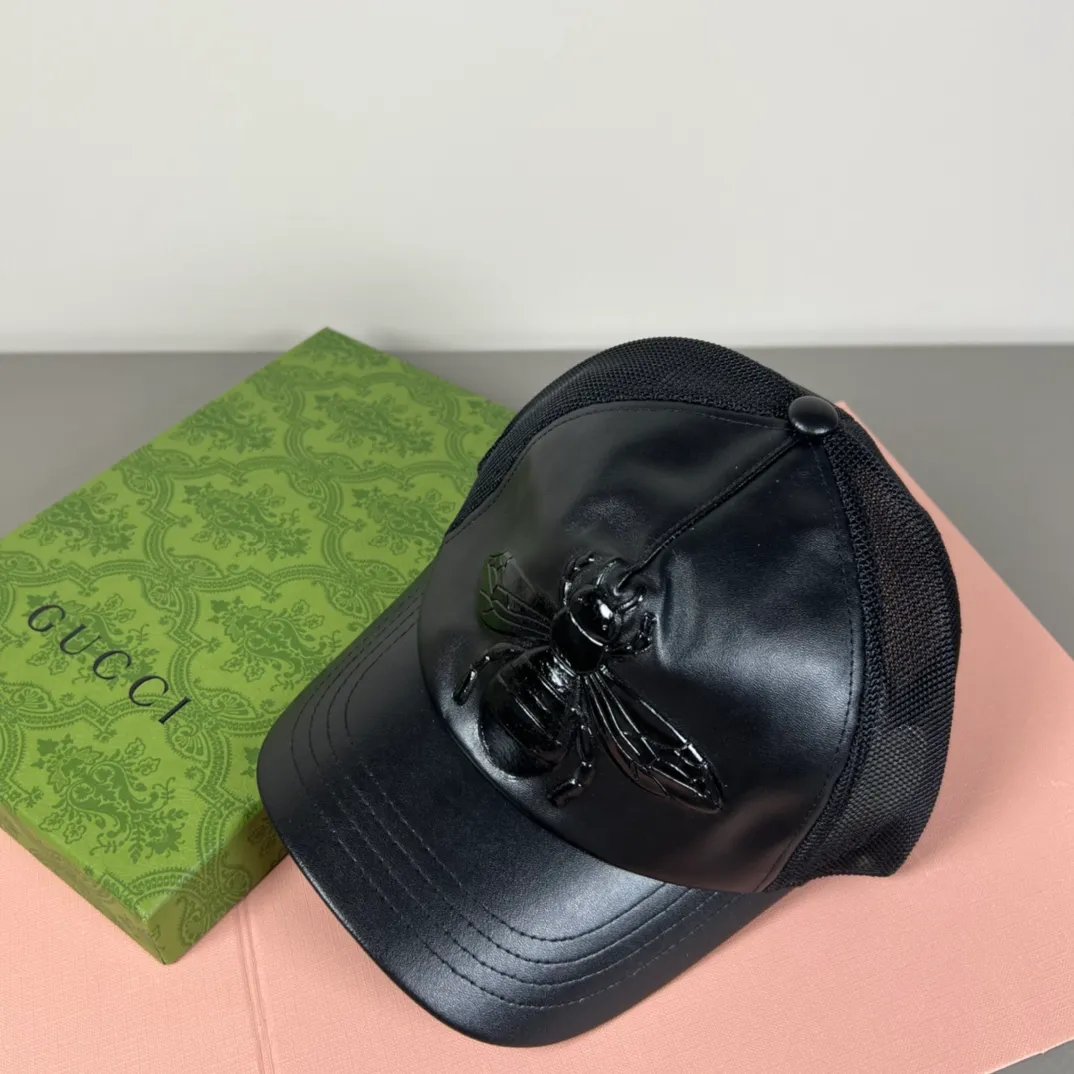 100💰Gucci (Gucci) new model original baseball cap, counter purchase quality 1:1 mold customization, genuine mold opening hardware, original canvas fabric + first-layer cowhide, original factory quality! The quality is great and the patch is adjustable. Accurate matching, perfect integration of details and craftsmanship!