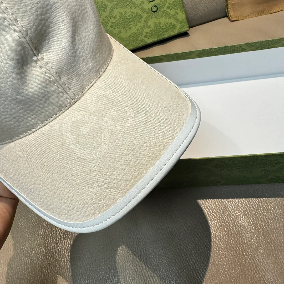 p90., Gucci Gucci’s new original baseball cap, large double G, 1:1 mold opening and customization at the counter, perfect matching pattern, original canvas fabric + first-layer cowhide, light and breathable! The basic head circumference is 56cm, and the patch is adjustable.