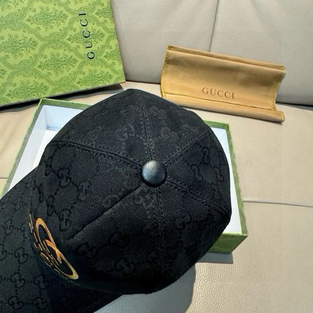 Batch 90, Gucci (Gucci) original baseball cap, bronzing double G, 1:1 mold customization, the highest version, original canvas + first layer of cowhide, pure cotton lining, light and breathable, real shot! To be the most handsome boy among the crowd, it must be you! The basic head circumference is 56cm, and the patch is adjustable.