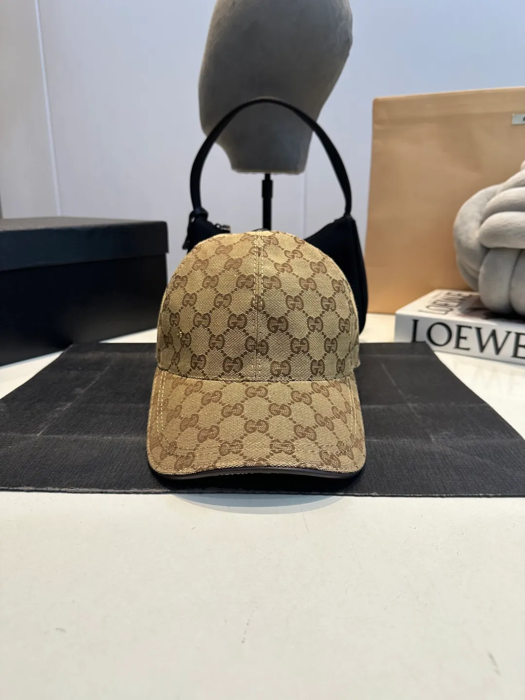 P90 Gucci (Gucci) new original baseball cap, metal small double G, the latest model at the counter, 1:1 mold opening and customization, genuine mold opening hardware, original canvas fabric + first layer of cowhide, original quality! The quality is great, the basic head circumference is 56cm, and the patch is adjustable.