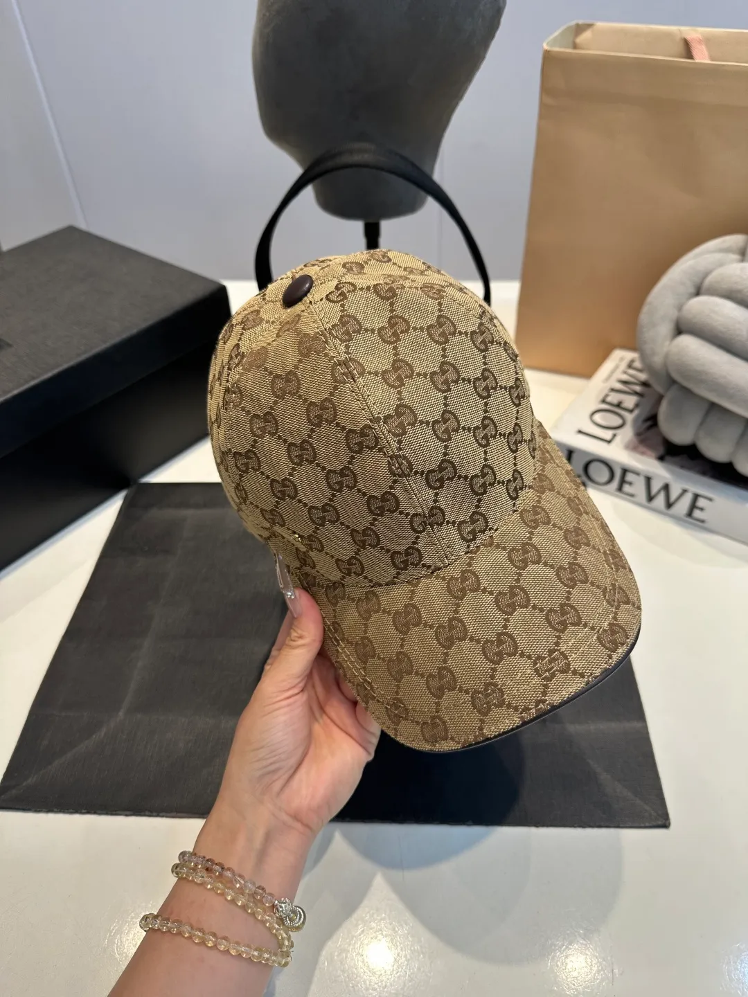 P90 Gucci (Gucci) new original baseball cap, metal small double G, the latest model at the counter, 1:1 mold opening and customization, genuine mold opening hardware, original canvas fabric + first layer of cowhide, original quality! The quality is great, the basic head circumference is 56cm, and the patch is adjustable.