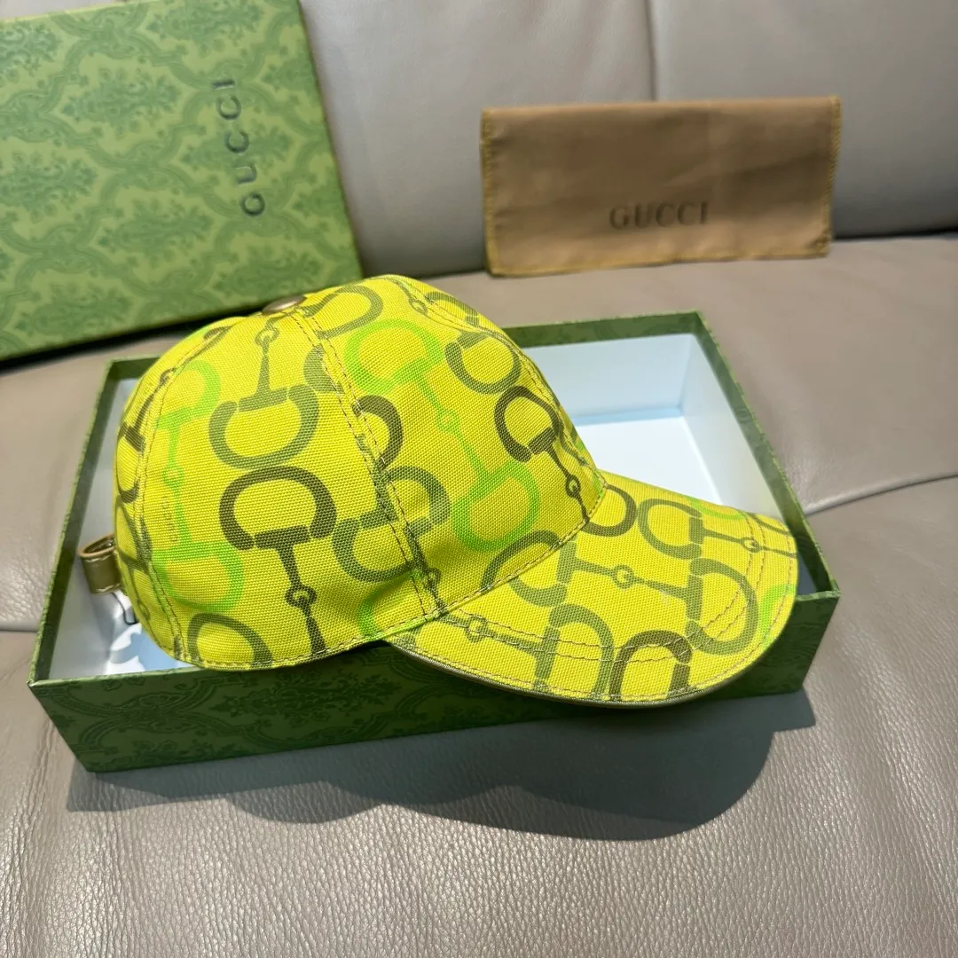 p90 Horsebit buckle shipped. Gucci new original baseball cap, horsebit buckle baseball cap. 1:1 mold opening and customization at the counter, original canvas fabric + first layer of cowhide, light and breathable! The basic head circumference is 56cm, and the patch is adjustable.