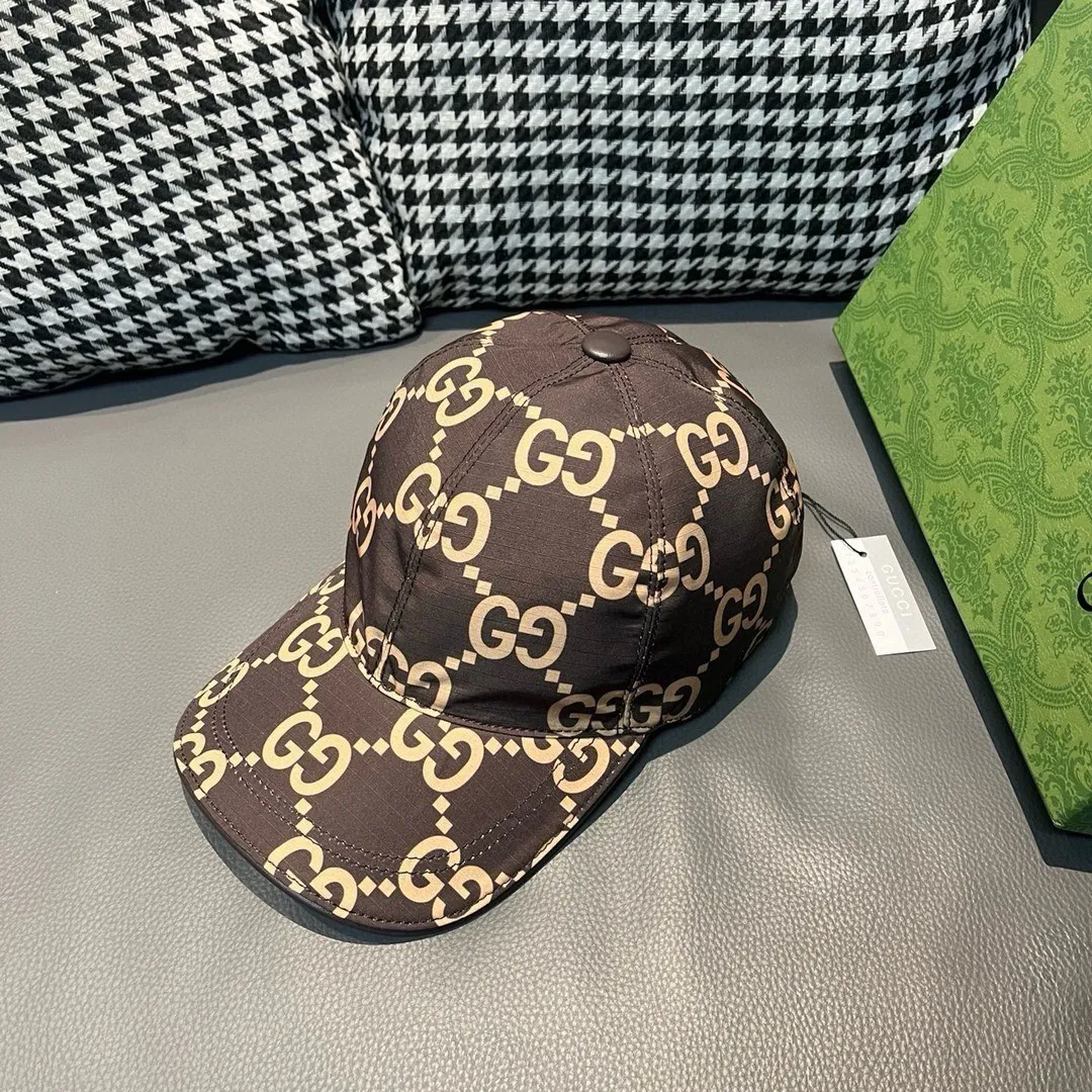 P90 new model shipped from the official website, Gucci's latest original baseball cap, large double G, 1:1 mold customization at the counter, perfect alignment, original canvas fabric + first-layer cowhide, light and breathable! The basic head circumference is 56cm, and the patch is adjustable.