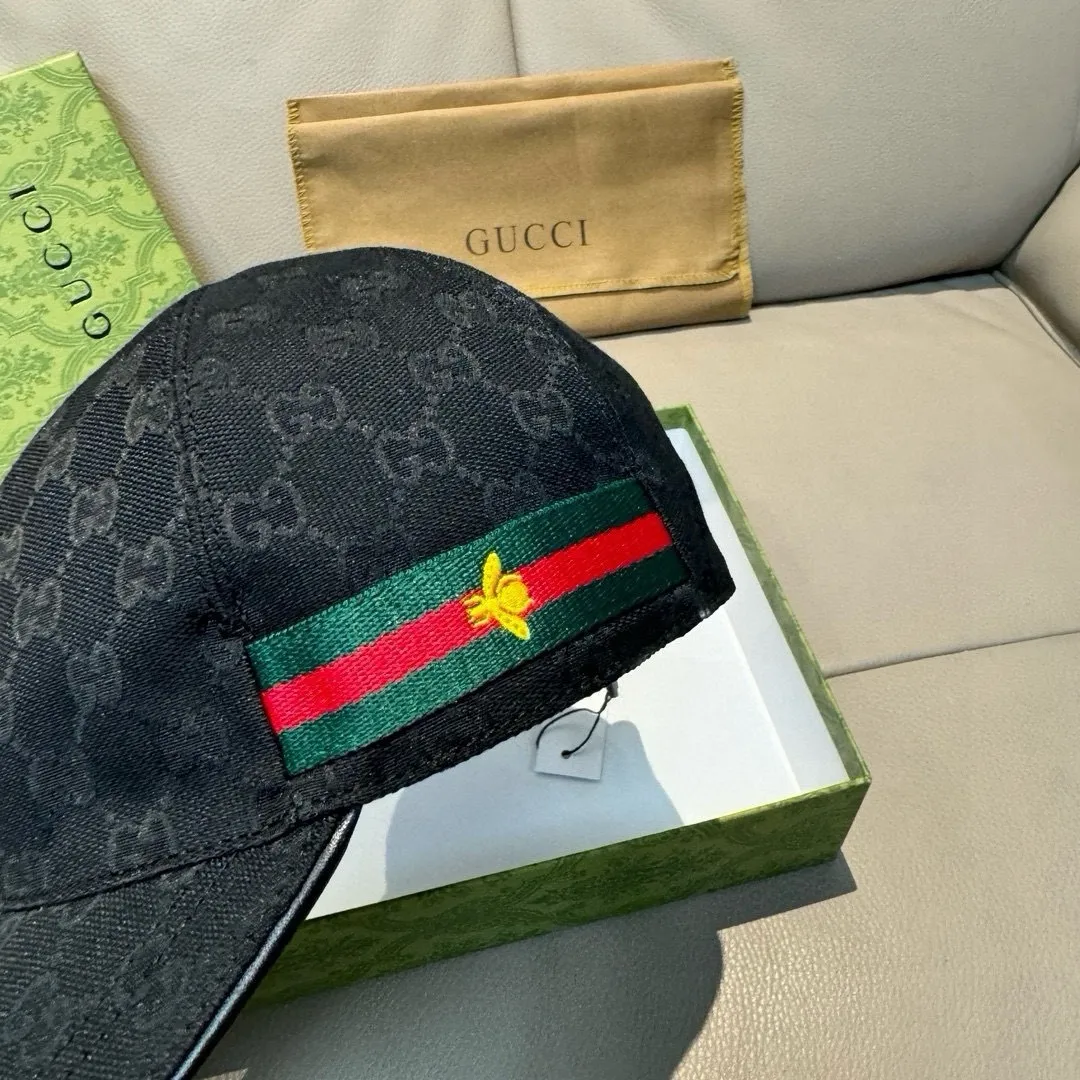 p90 ten thousand year classic model shipped!   , Gucci (Gucci) classic original baseball cap😍😍Little Bee, 1:1 mold opening and customization at the counter, the highest version, original canvas fabric + first layer of cowhide, pure cotton lining, light and breathable! Photographed in real life, suitable for men and women in all seasons, basic head circumference 56cm, adjustable patches.