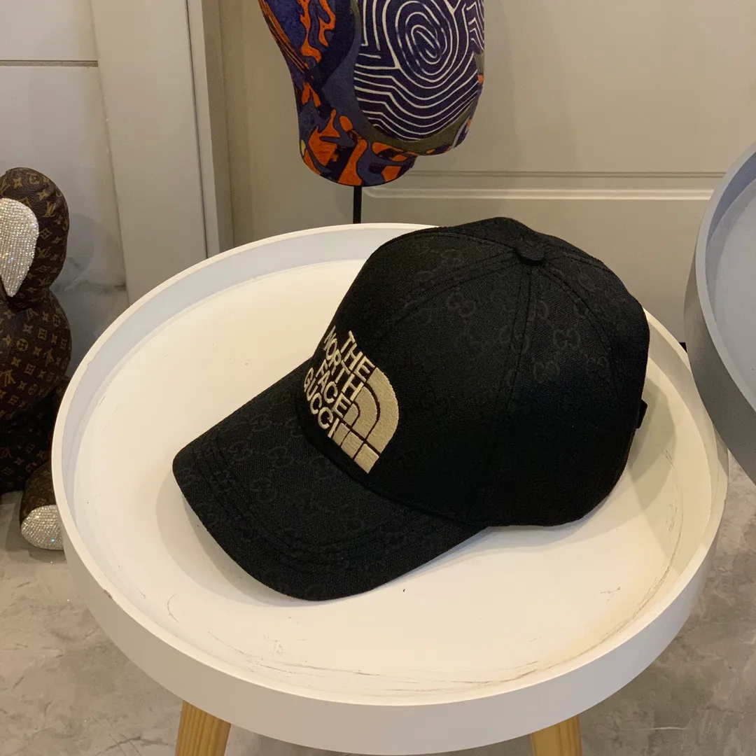 🉐70 The latest baseball cap co-branded by The North Face + Gucci! Today’s big hit, the two brands collide with each other to create a magical spark. The color is popular, super flattering to the skin tone, and versatile! A must-have for spring and summer travel! From the materials used to the workmanship to the embroidered labels, it is definitely not an ordinary product on the market. Exactly the same fabric as the original order, the same factory! So it’s better to choose us. It’s not something that small factories can compare to! Do you still need to go to the counter to buy something that is exactly the same as ours? It’s not easy to get this product! So you can see this hat, which is really a bonus! The craftsmanship of this hat in particular is perfect. The quality is evident at a glance, not a single extra thread! Really awesome! This is worth your purchase! Simple style, I have never worn such a comfortable hat! The grade is highlighted and the three-dimensional effect is strong! Hurry up and keep it for yourself!