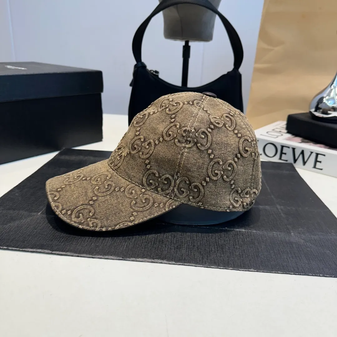 P900,000 classic model is shipped in new colors! Gucci (Gucci) classic original baseball cap 😍😍Customized at the 1:1 counter mold, the highest version, original canvas + first-layer cowhide, light and breathable! Photographed in real life, suitable for men and women in all seasons, basic head circumference 56cm, adjustable patches.