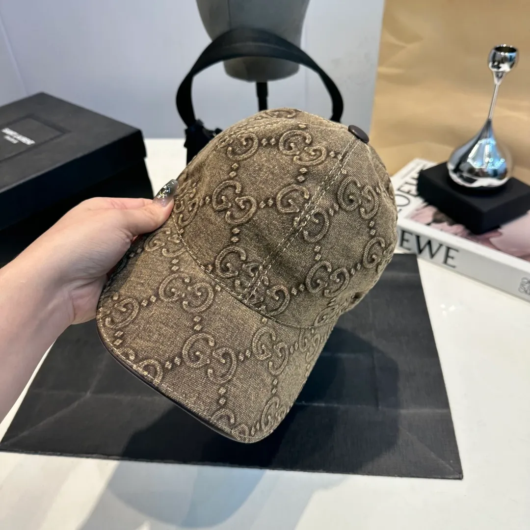 P900,000 classic model is shipped in new colors! Gucci (Gucci) classic original baseball cap 😍😍Customized at the 1:1 counter mold, the highest version, original canvas + first-layer cowhide, light and breathable! Photographed in real life, suitable for men and women in all seasons, basic head circumference 56cm, adjustable patches.