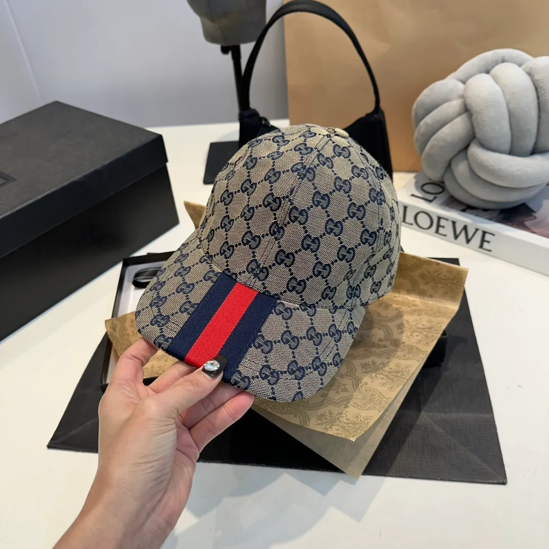 P90 Gucci (Gucci) new original baseball cap, double G webbing. 1:1 mold customization, heavy embroidery, details comparable to those at counters, original canvas fabric + first layer cowhide, excellent quality! The first choice for handsome men and beautiful women, fashionable and versatile. The basic head circumference is 56cm, and the patch is adjustable.