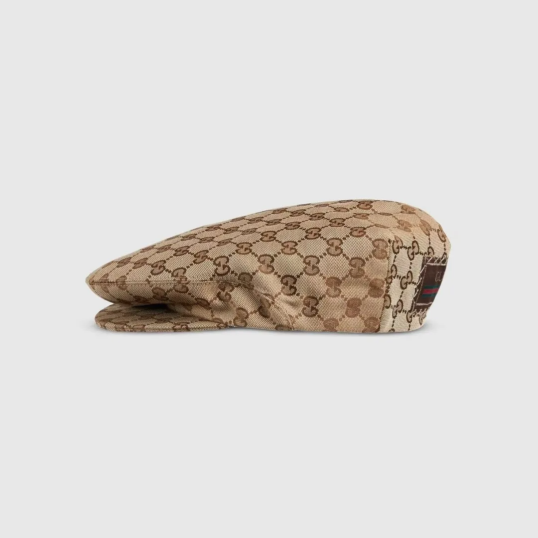 P80 Haute Couture The classic GG pattern began to be used in the 1930s. After nearly a century of development, it still provides inspiration for the brand to explore new expressions. This flat cap also features a Gucci web label on the back, a nod to the brand's equestrian roots. ·Beige and dark brown GG canvas·Gucci webbing label on the back·Hidden brim·