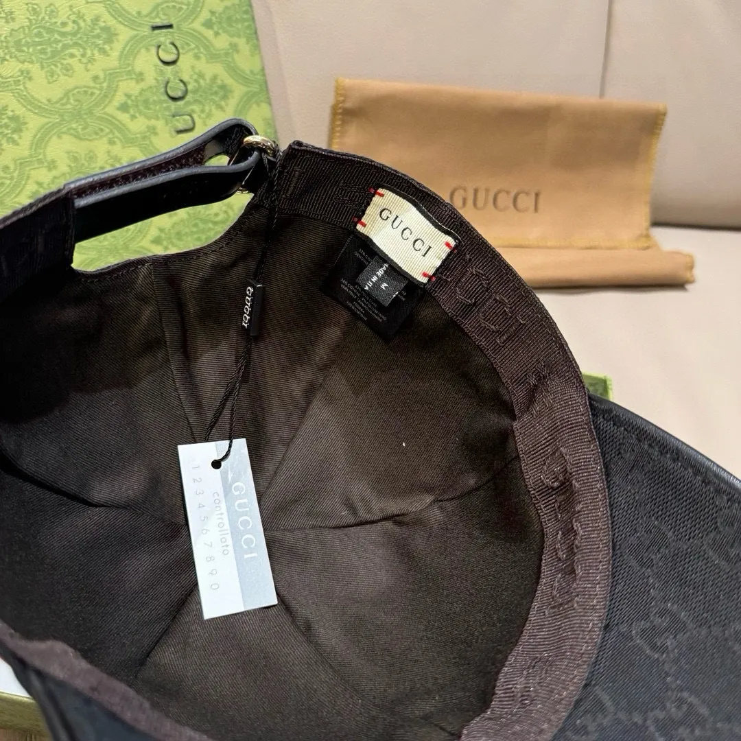 P900,000 classic model shipped! , Gucci (Gucci) classic original baseball cap😍😍gucci small embroidery, 1:1 mold opening and customization at the counter, the highest version, original canvas fabric + first layer of cowhide, pure cotton lining, light and breathable! Photographed in real life, suitable for men and women in all seasons, basic head circumference 56cm, adjustable patches.