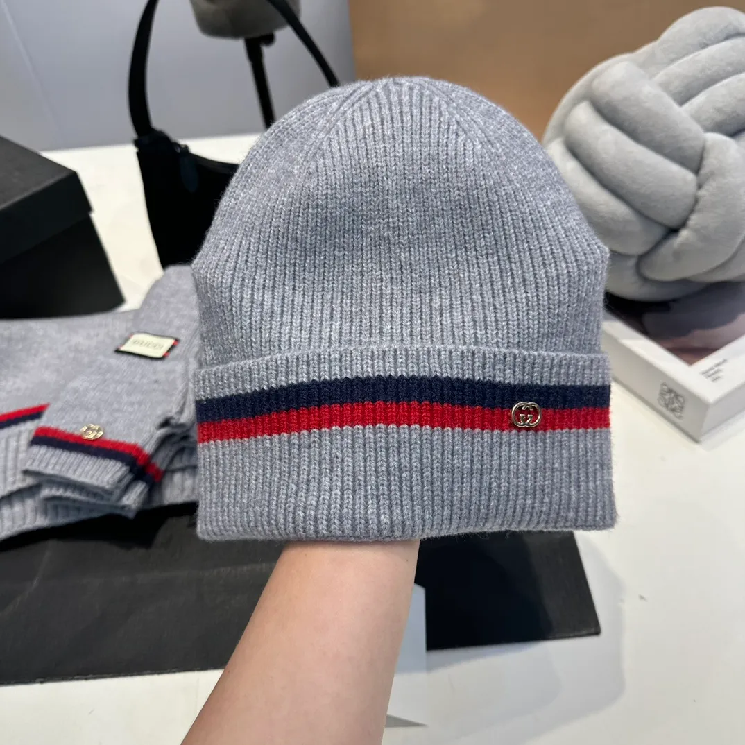 P180 (not ordinary goods in the market) GUCCI official website new wool cashmere suit series 🌟 hat + scarf + gloves official website synchronization, (same style for men and women) high quality, original fabric is very high-end, casual and versatile, simple yet elegant style, not to be missed!