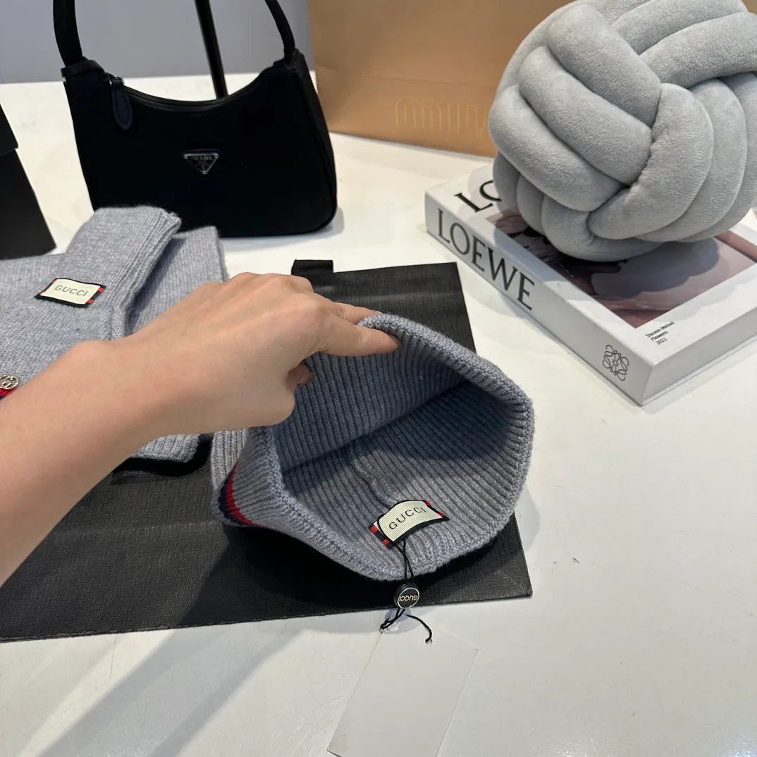 P180 (not ordinary goods in the market) GUCCI official website new wool cashmere suit series 🌟 hat + scarf + gloves official website synchronization, (same style for men and women) high quality, original fabric is very high-end, casual and versatile, simple yet elegant style, not to be missed!