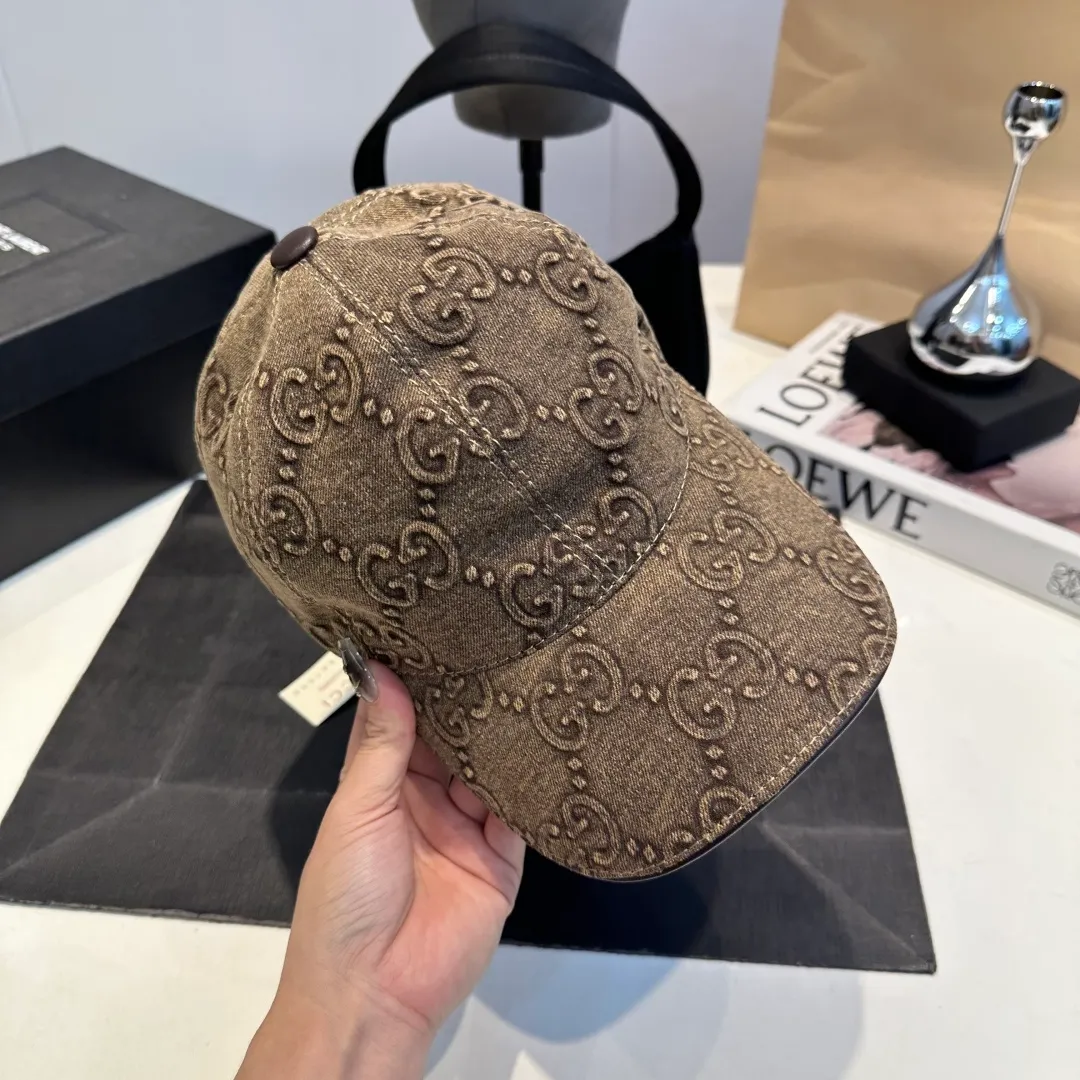 P900,000 classic model is shipped in new colors! Gucci (Gucci) classic original baseball cap 😍😍Customized at the 1:1 counter mold, the highest version, original canvas + first-layer cowhide, light and breathable! Photographed in real life, suitable for men and women in all seasons, basic head circumference 56cm, adjustable patches.