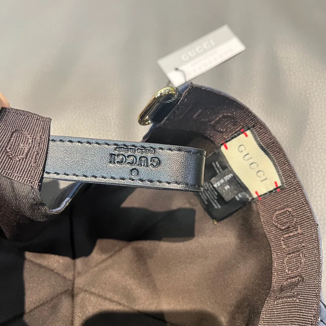 🉐️90 new models shipped from the official website, Gucci's latest original baseball cap, large double G, 1:1 mold customization at the counter, perfect pattern, original canvas fabric + first-layer cowhide, light and breathable! The basic head circumference is 56cm, and the patch is adjustable.